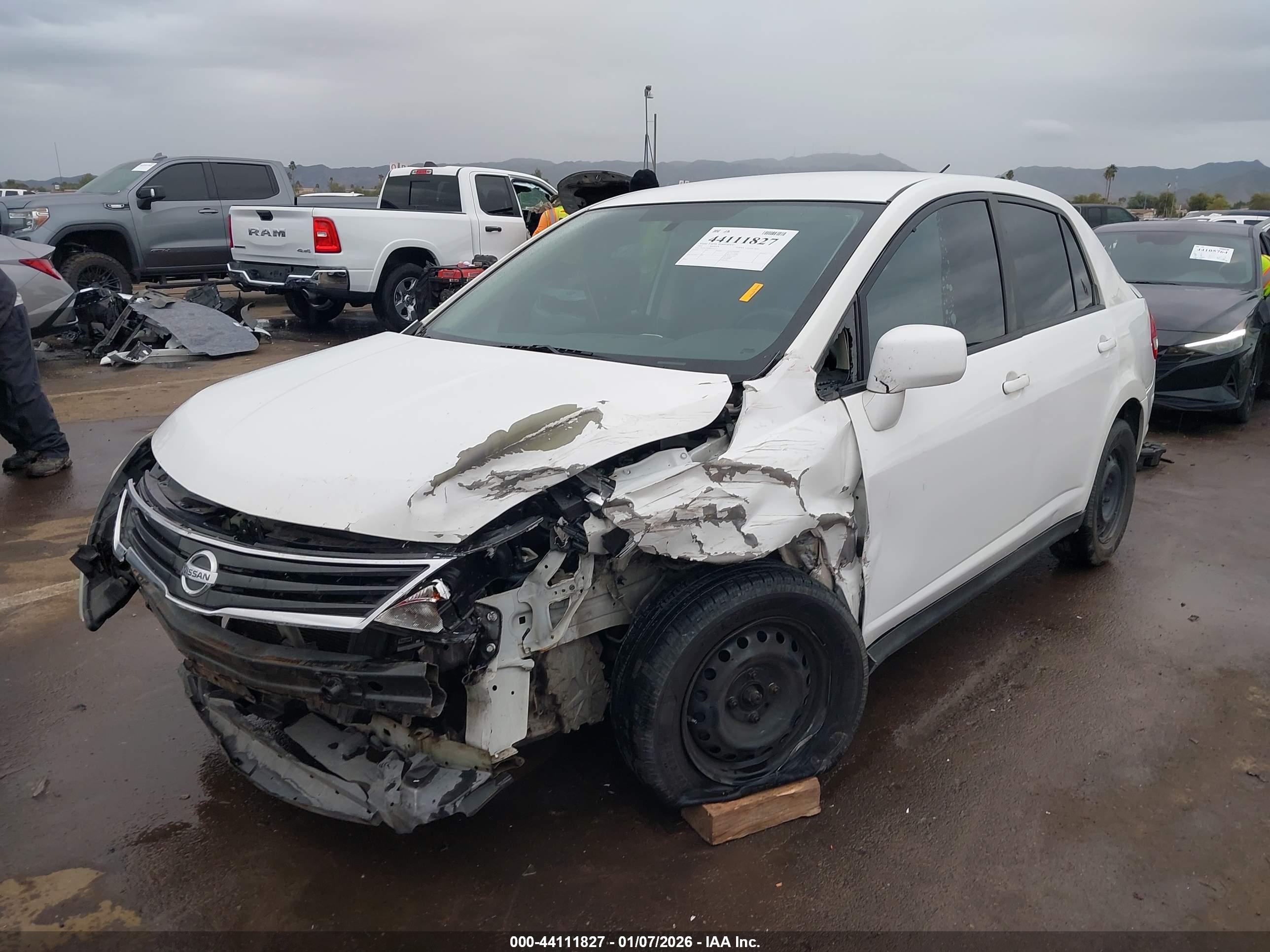 NISSAN VERSA image 6