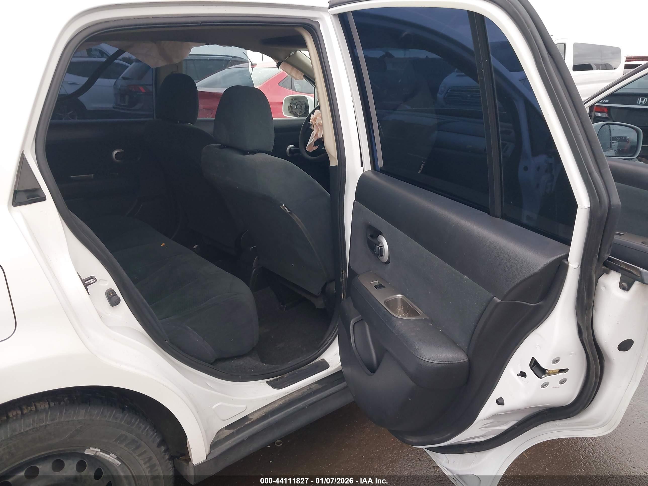 NISSAN VERSA image 8