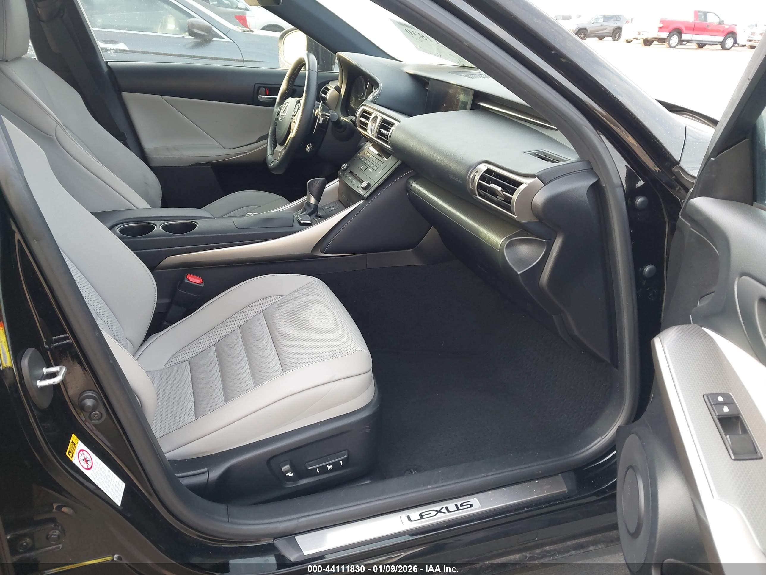 LEXUS IS image 5