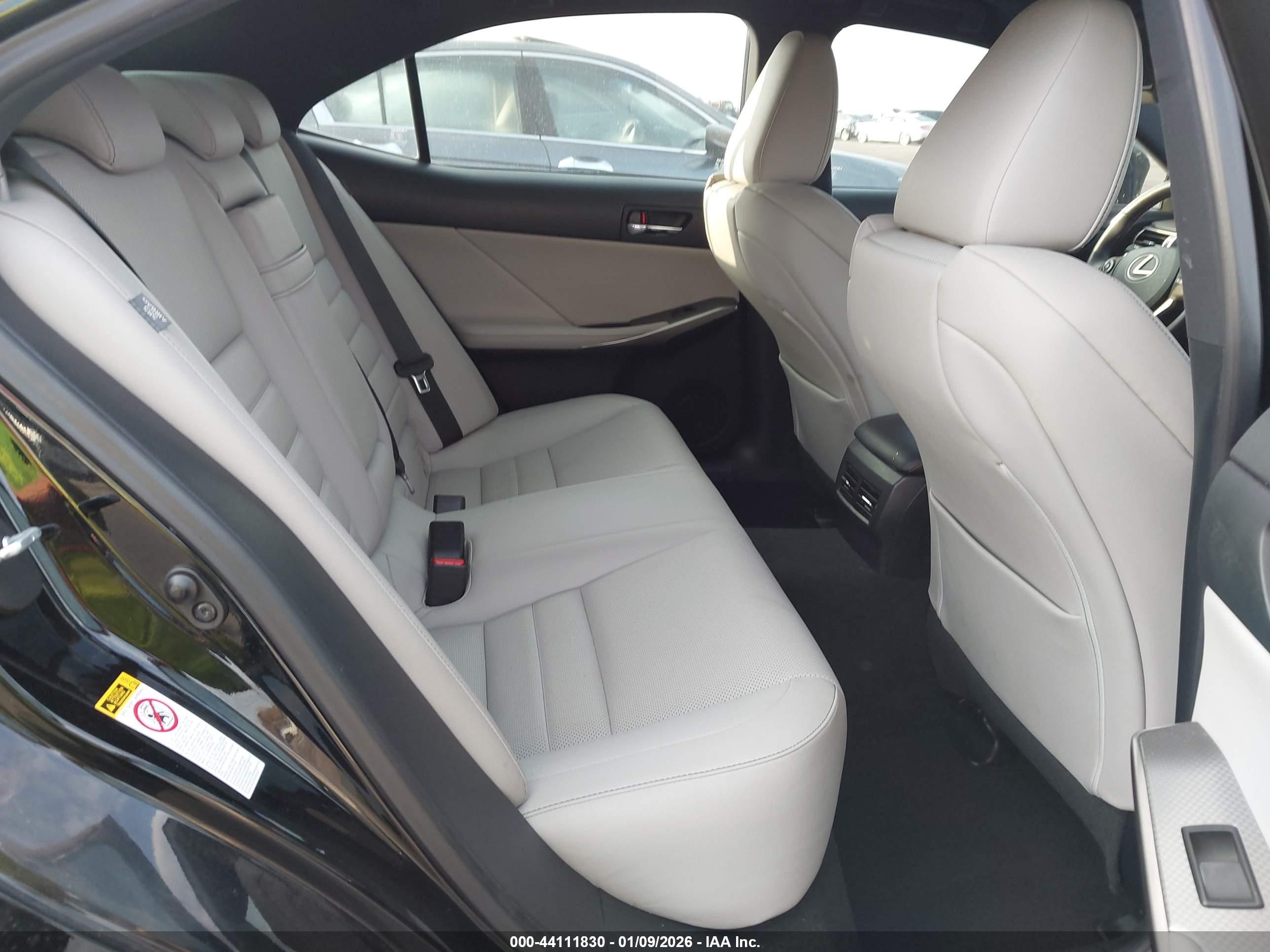 LEXUS IS image 8