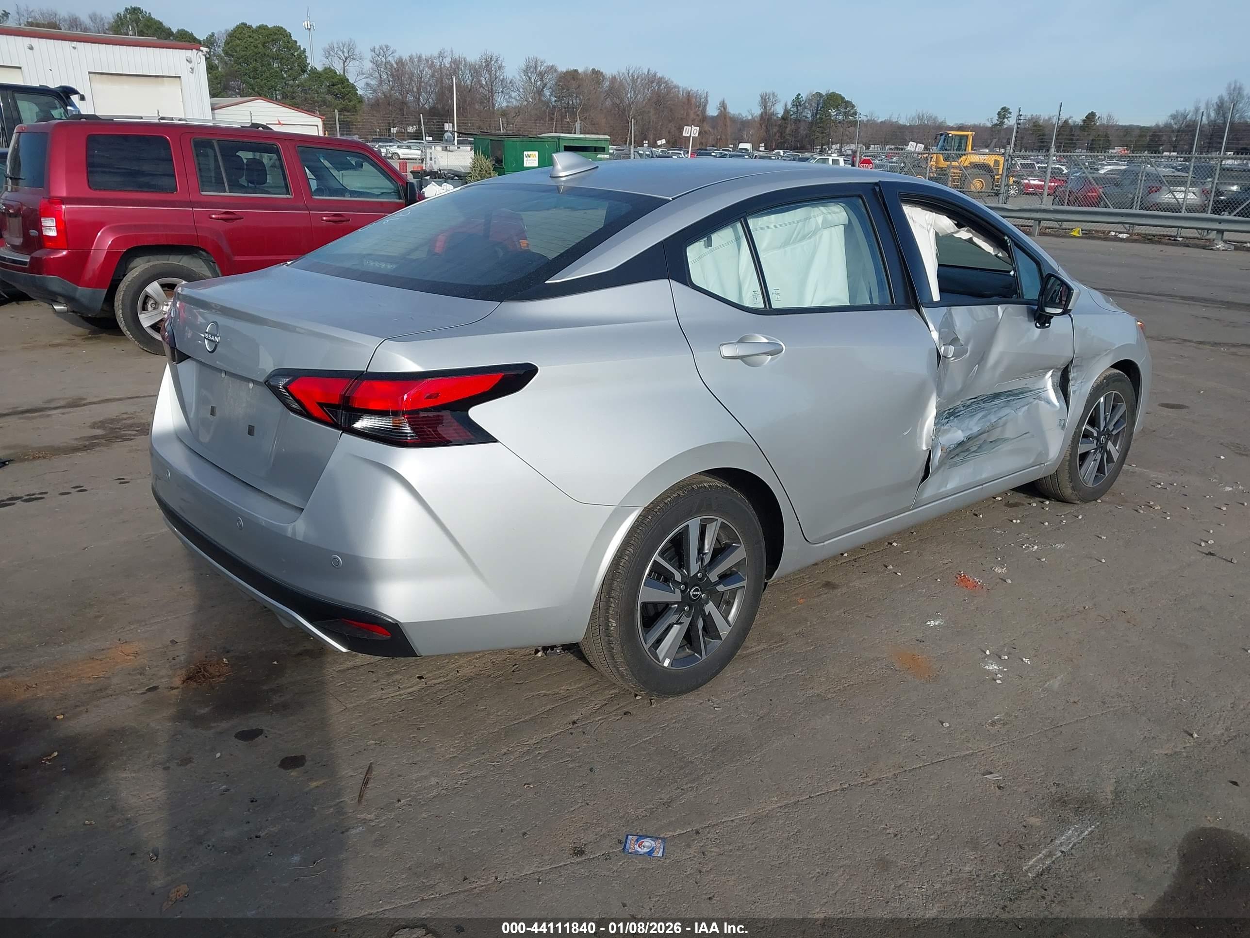 NISSAN VERSA image 4