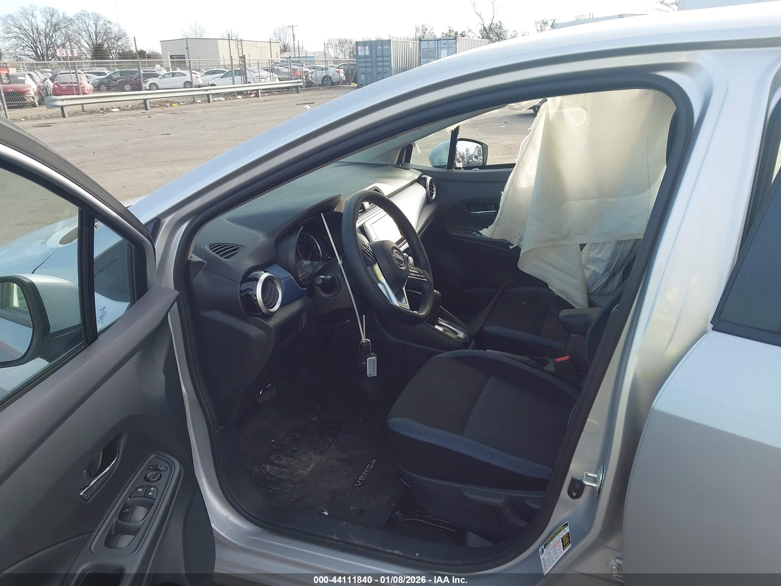 NISSAN VERSA image 5