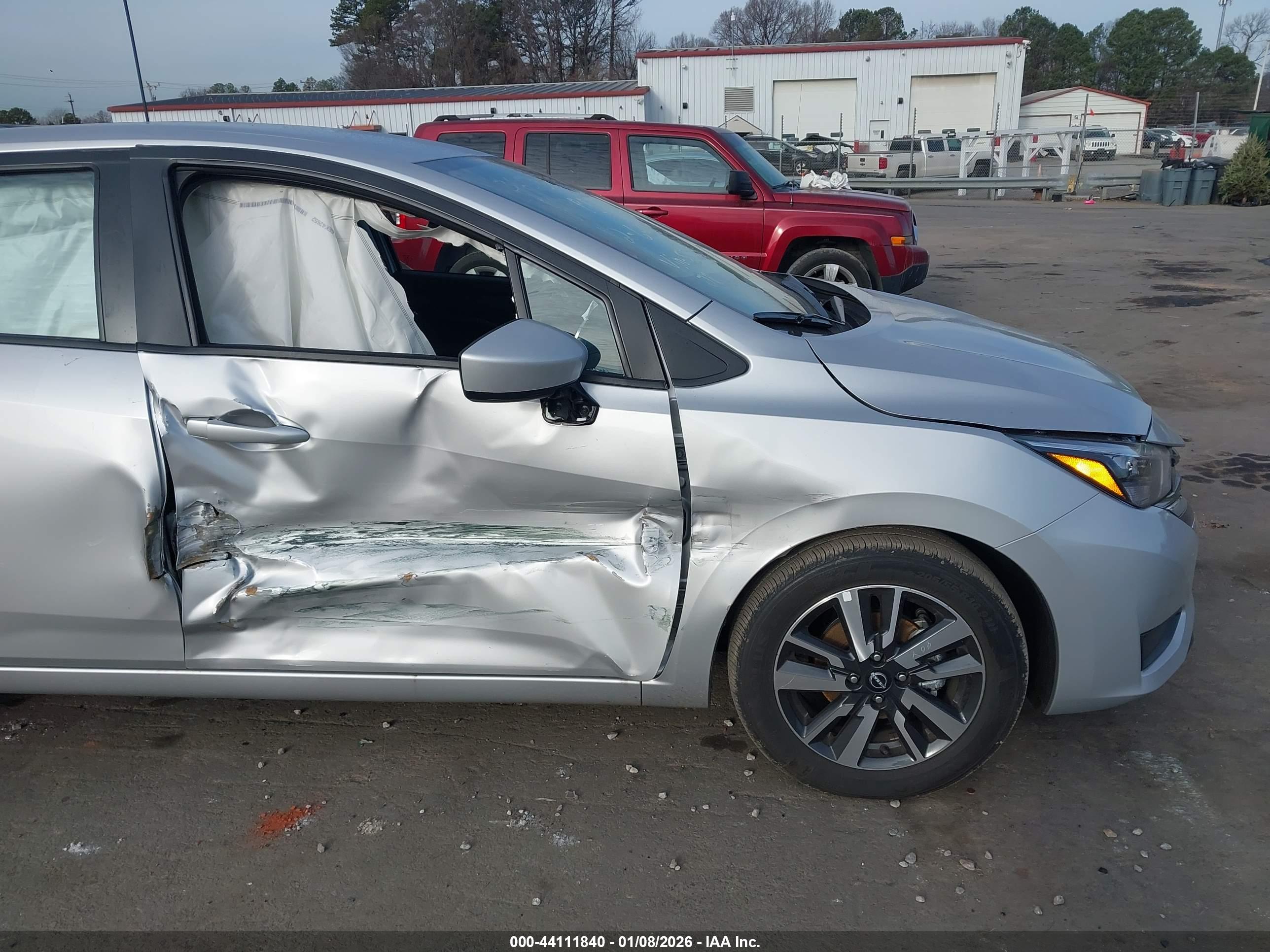 NISSAN VERSA image 6
