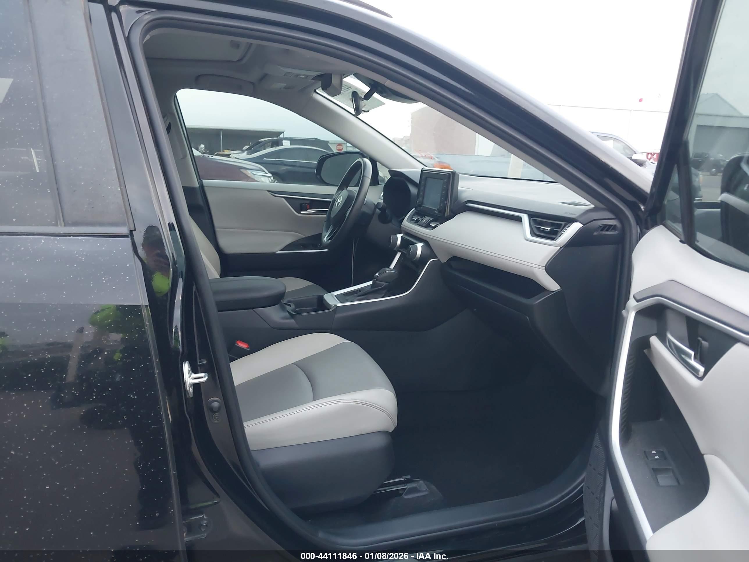 TOYOTA RAV4 image 5