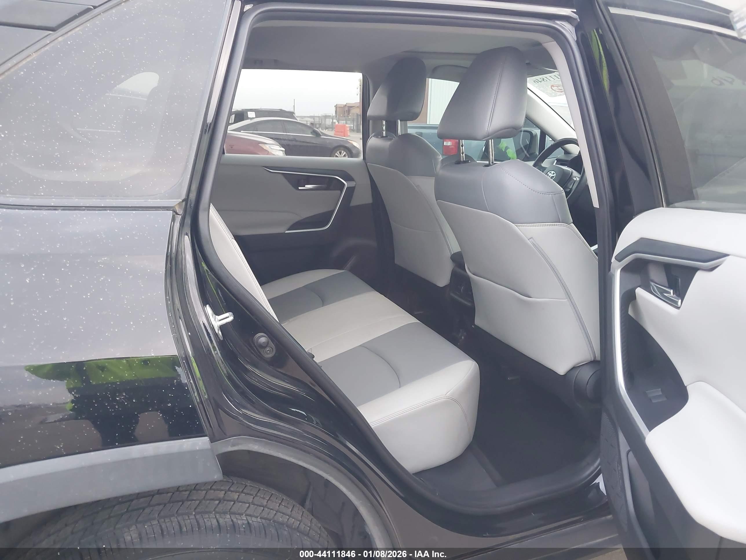 TOYOTA RAV4 image 8