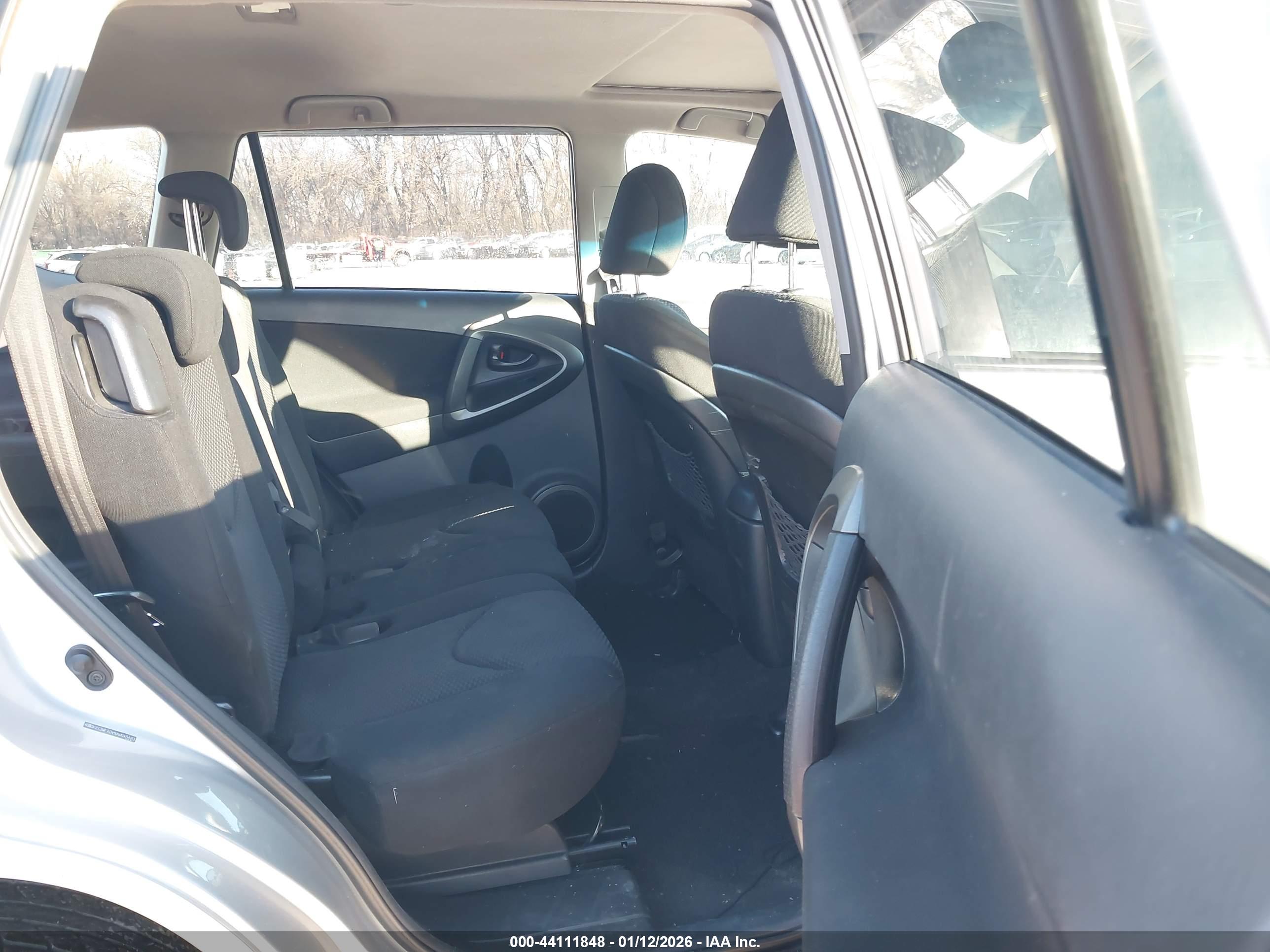 TOYOTA RAV4 image 8