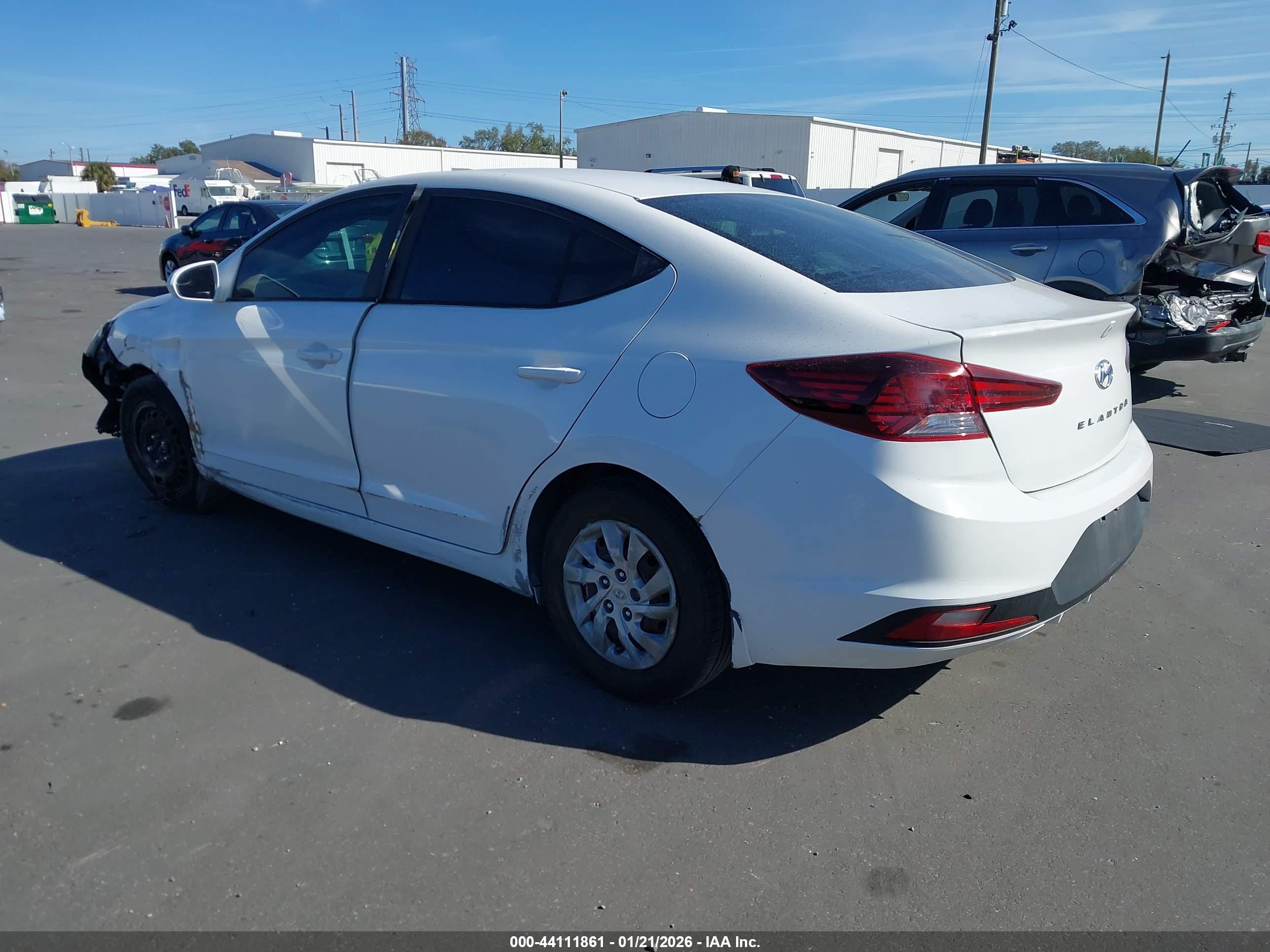 HYUNDAI ELANTRA image 3