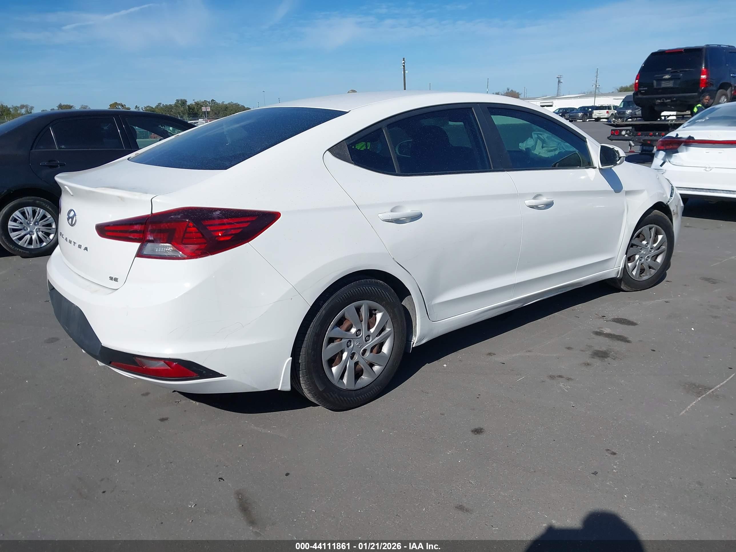 HYUNDAI ELANTRA image 4