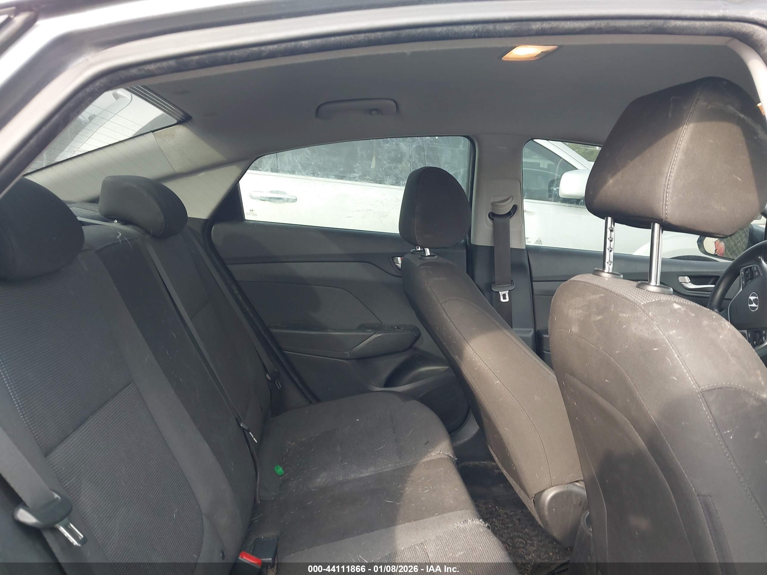 HYUNDAI ACCENT image 8