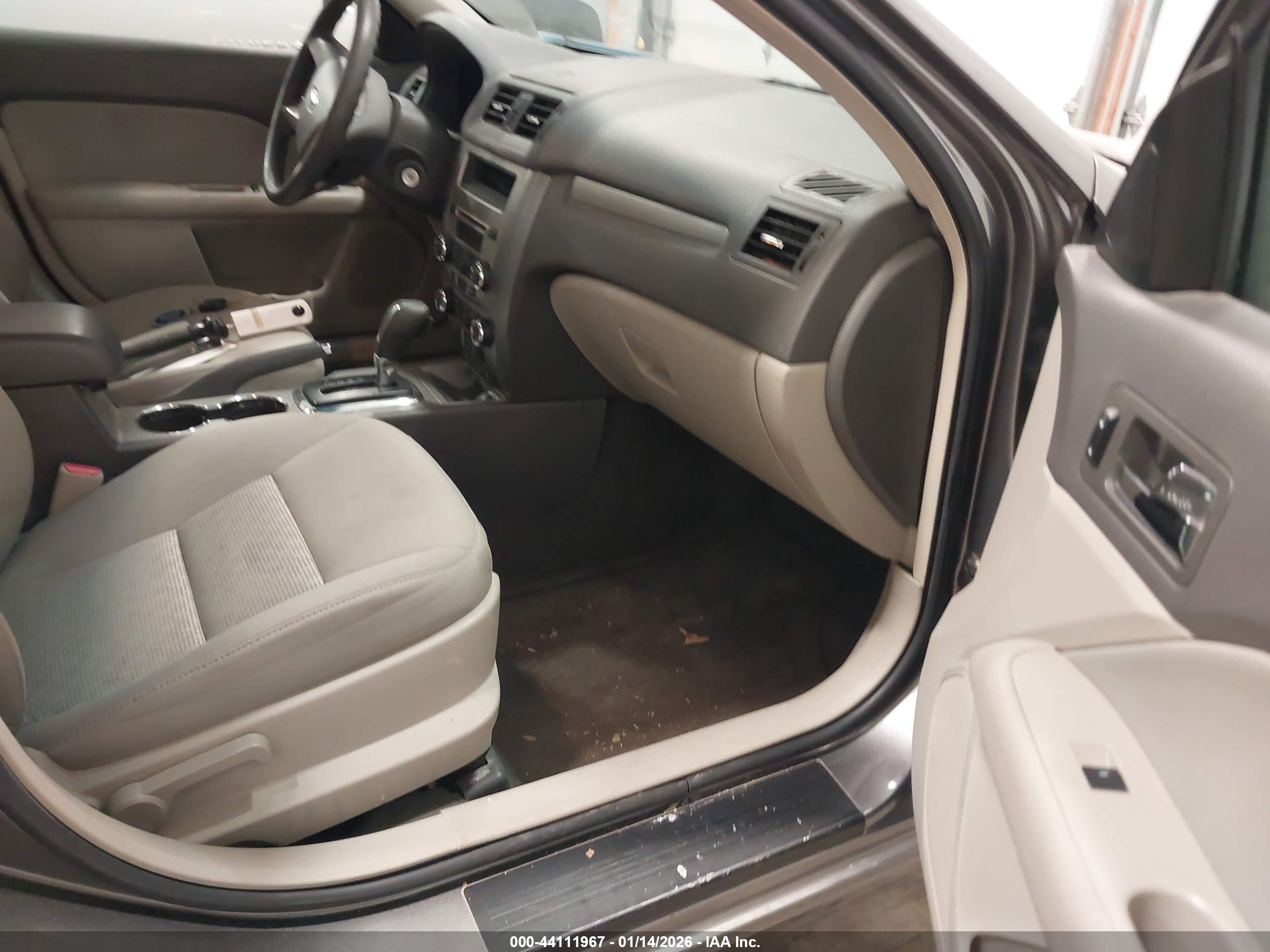 FORD FUSION image 5