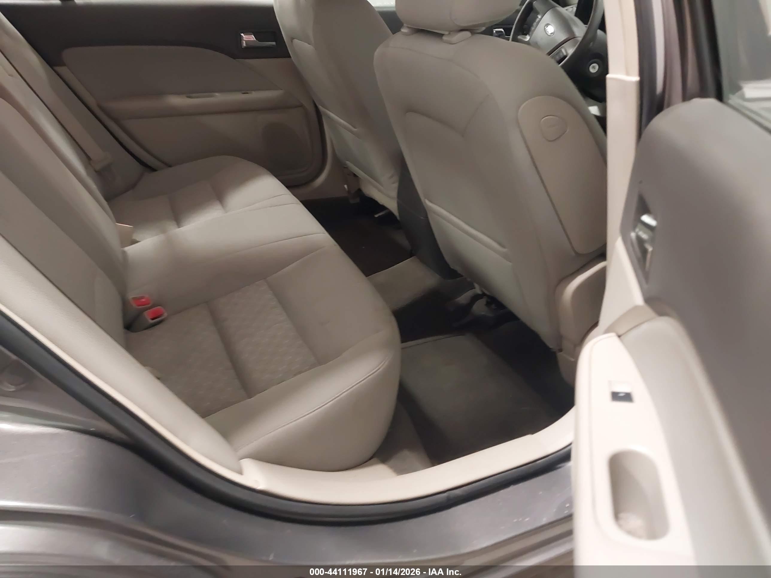 FORD FUSION image 8