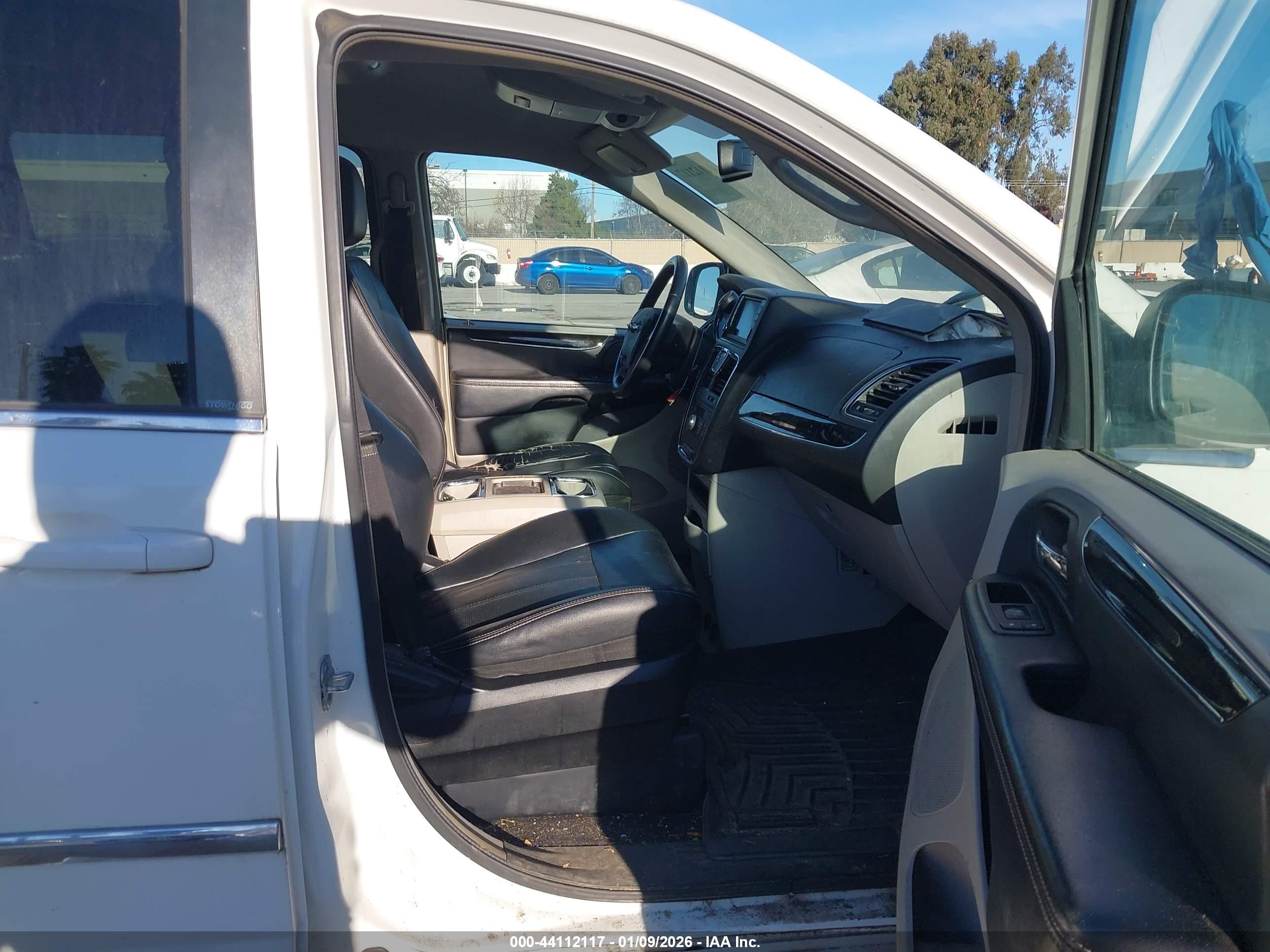 CHRYSLER TOWN image 5