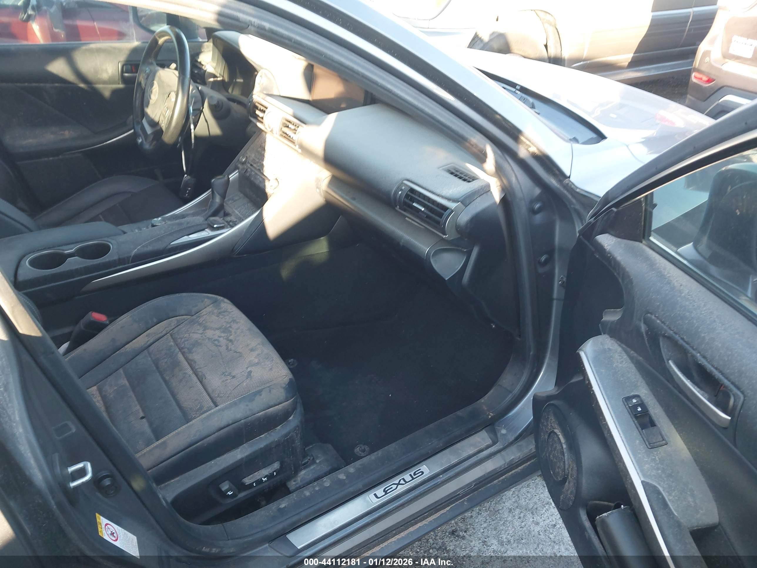 LEXUS IS image 5