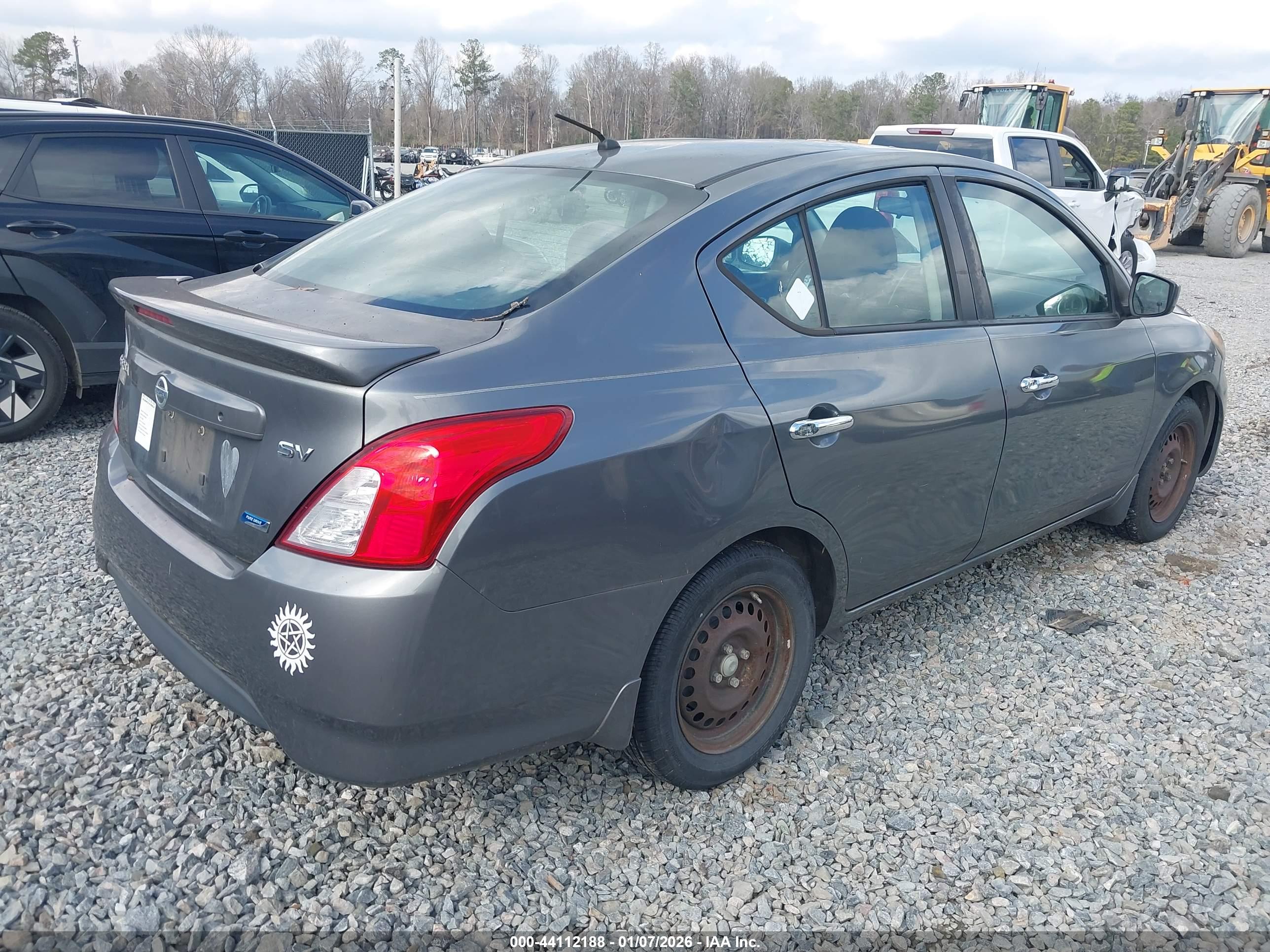 NISSAN VERSA image 4