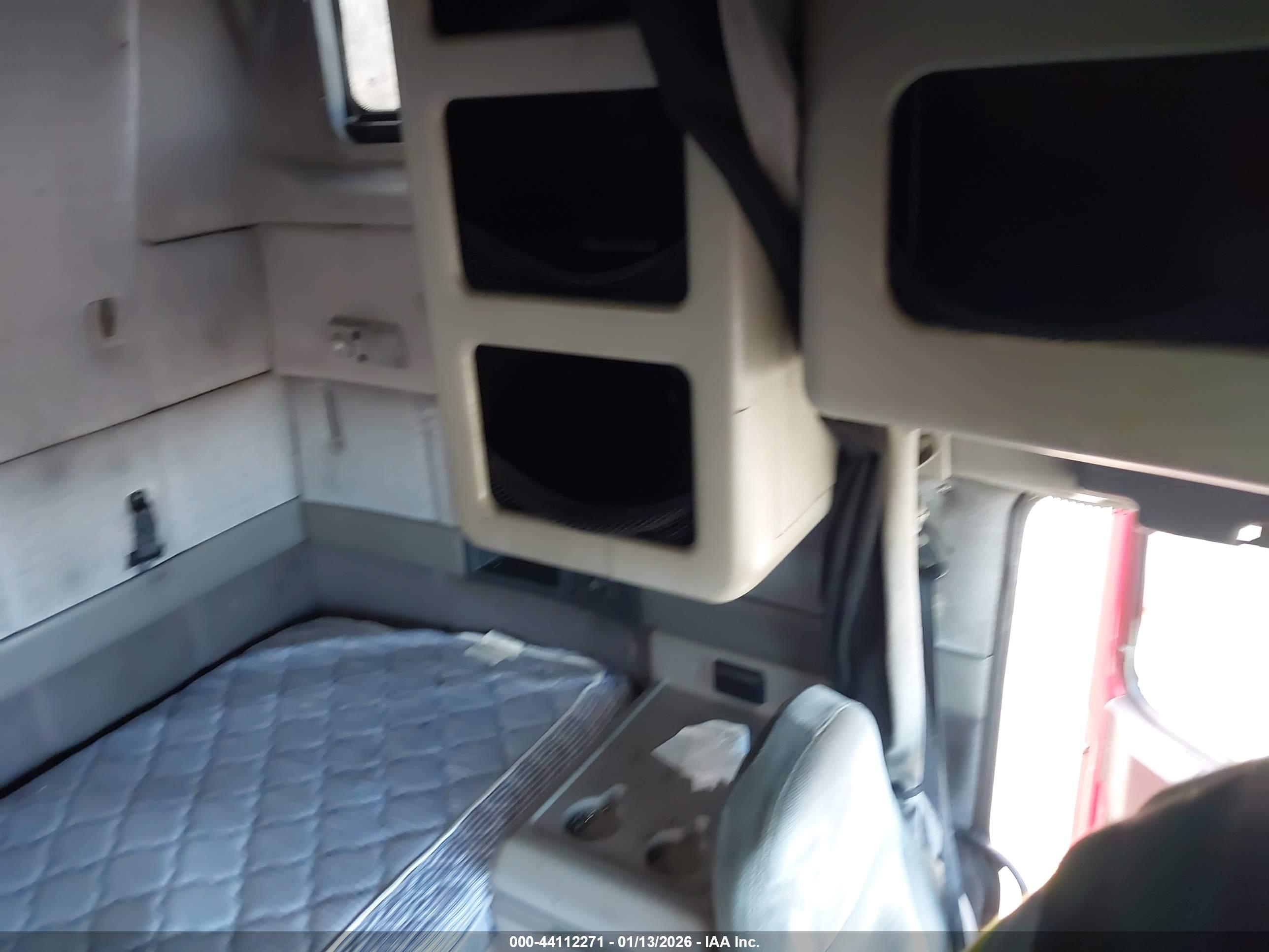 VOLVO VN image 7