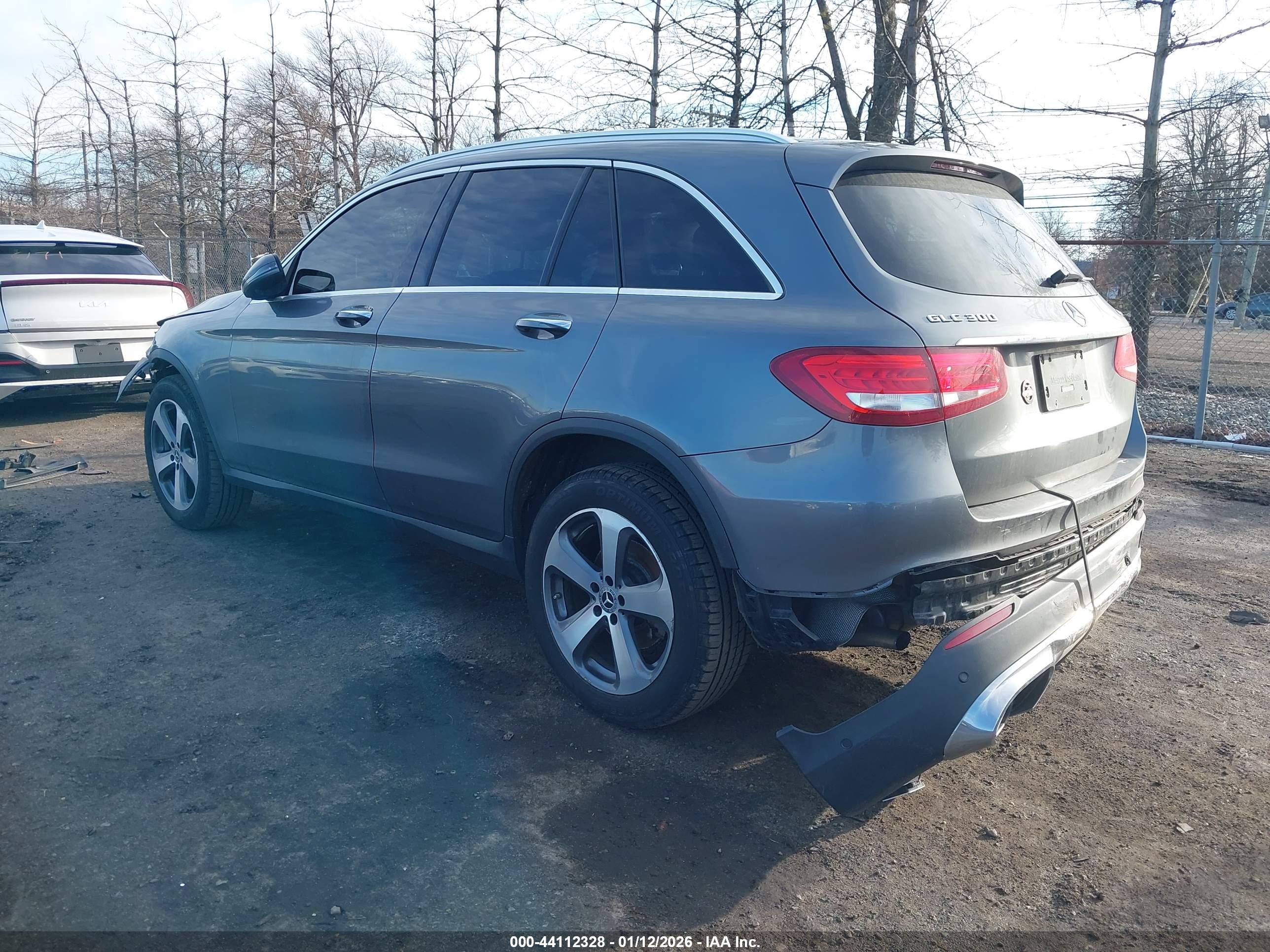 MERCEDES-BENZ GLC image 3