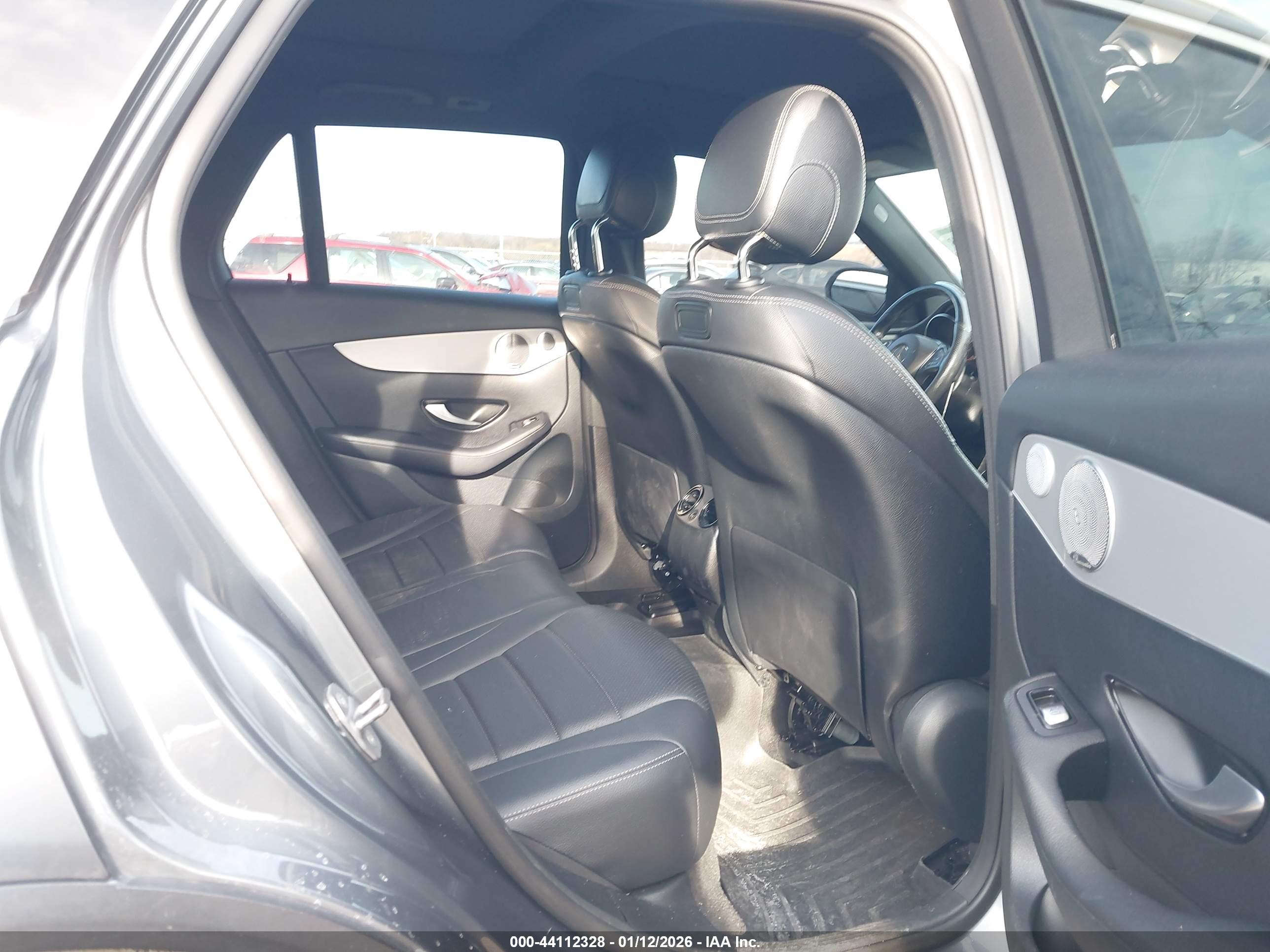 MERCEDES-BENZ GLC image 8
