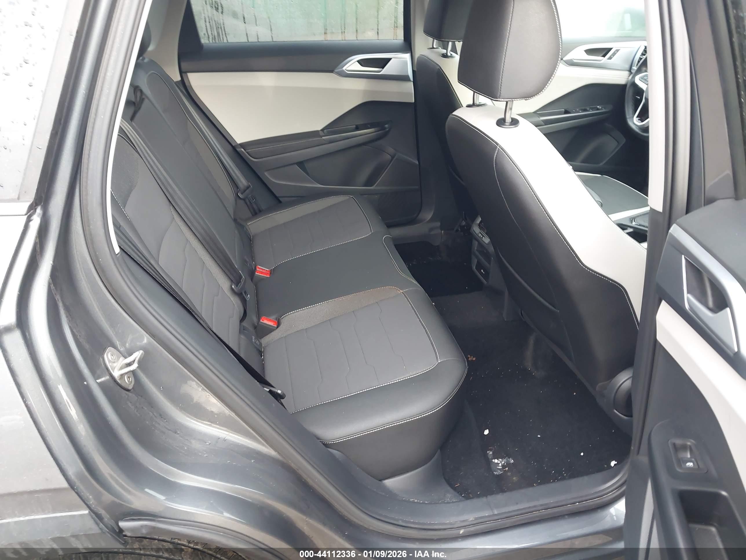 VOLKSWAGEN TAOS image 8