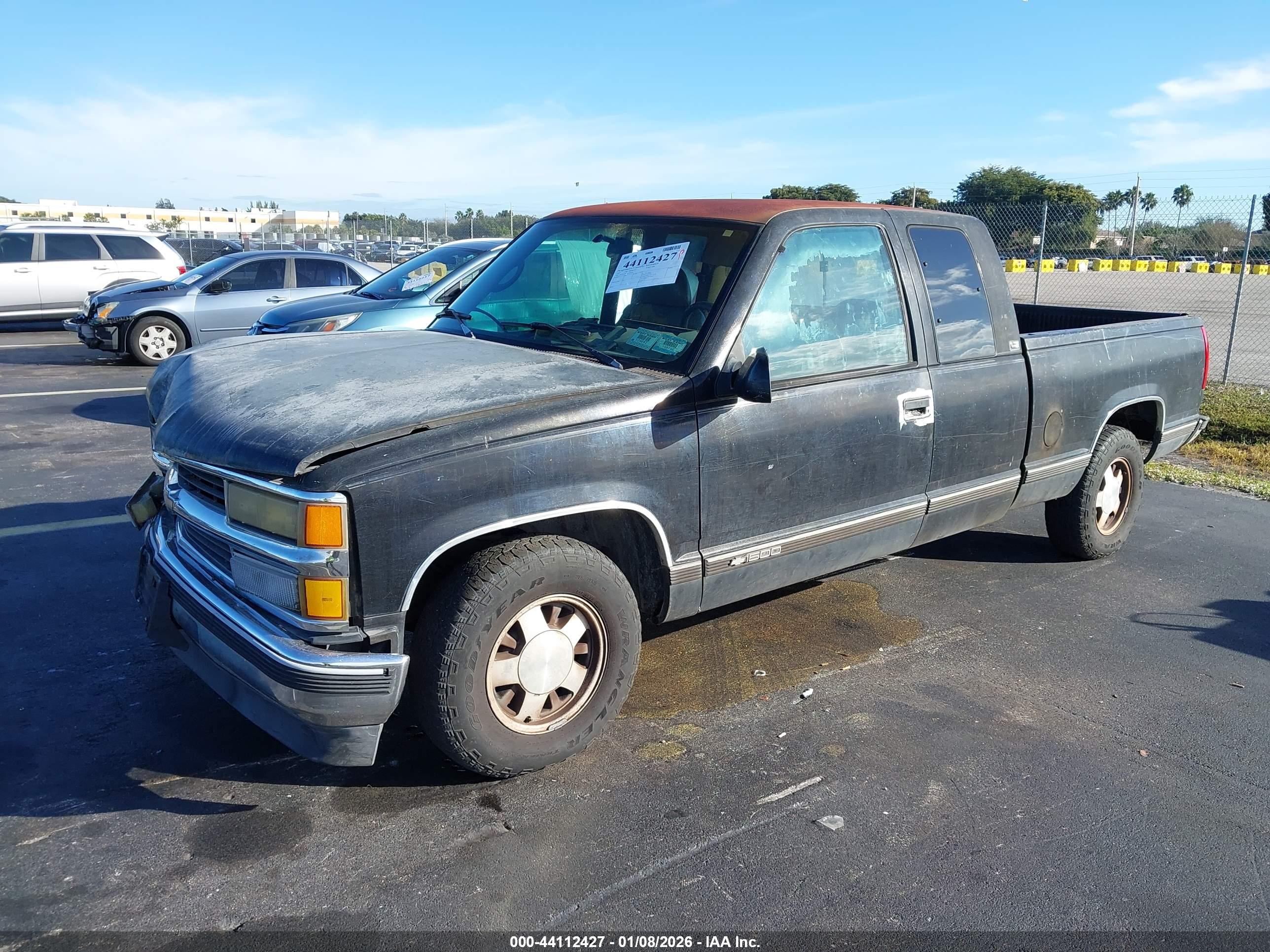 CHEVROLET GMT-400 image 2