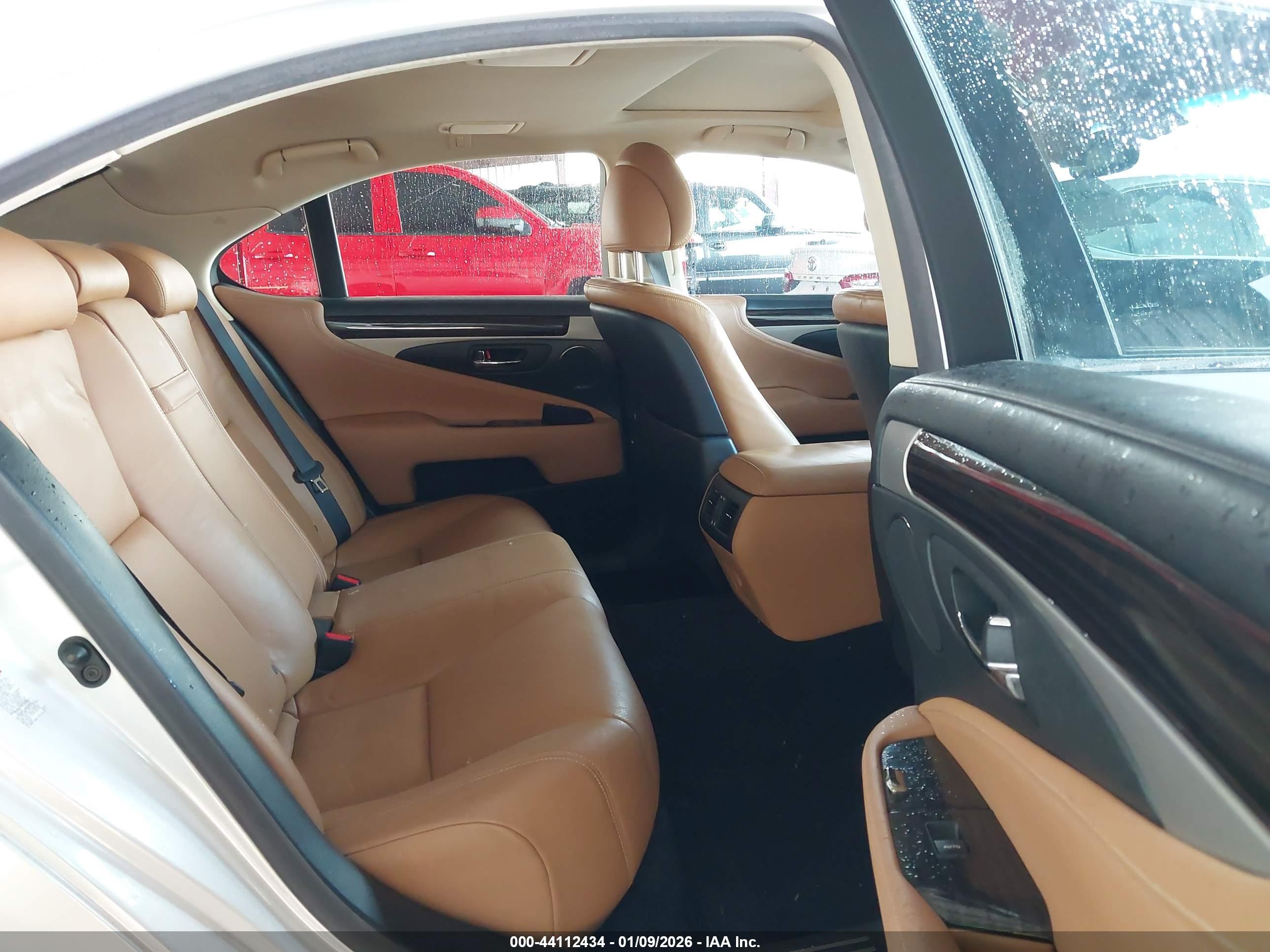 LEXUS LS image 8