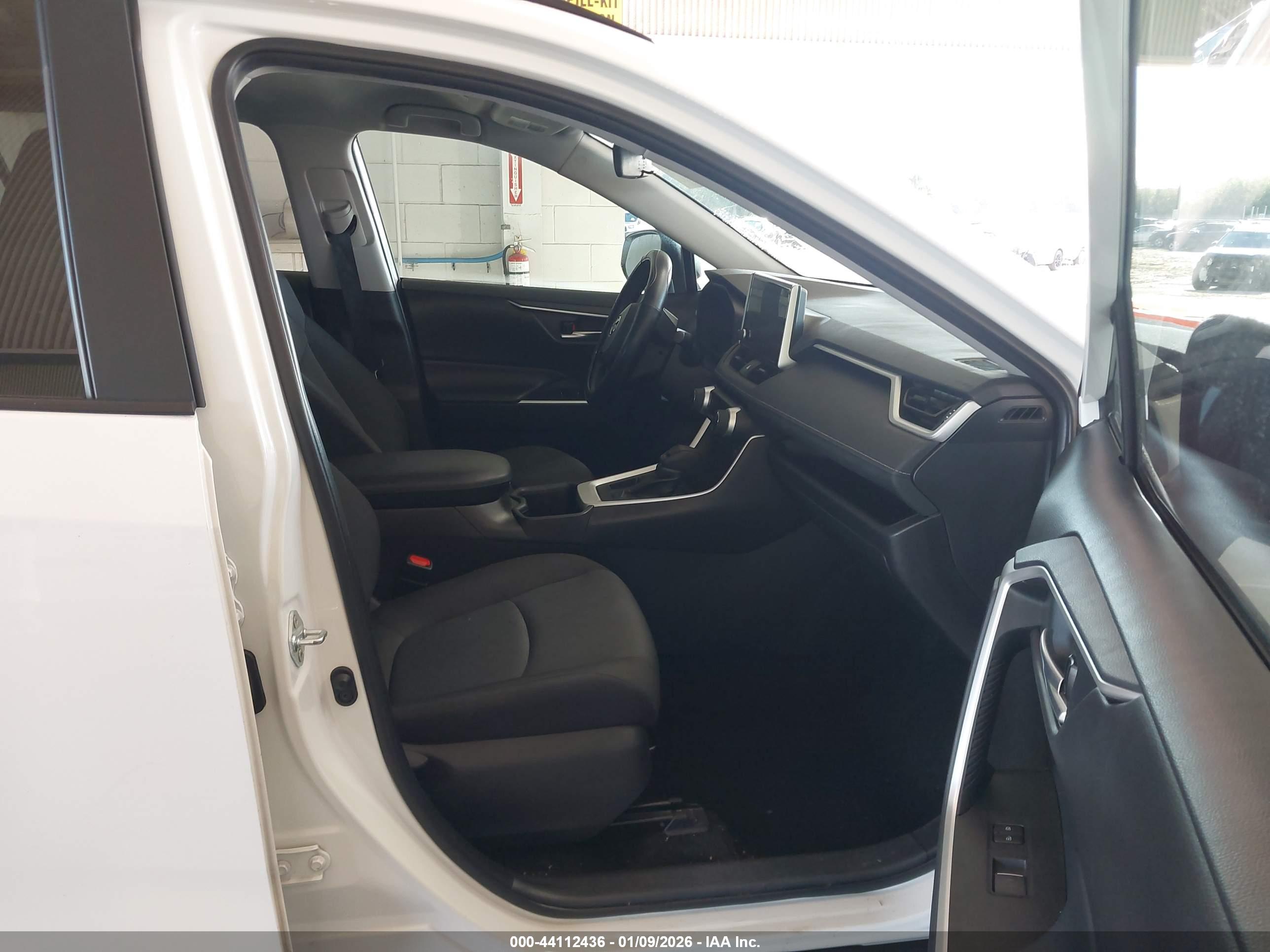 TOYOTA RAV4 image 5