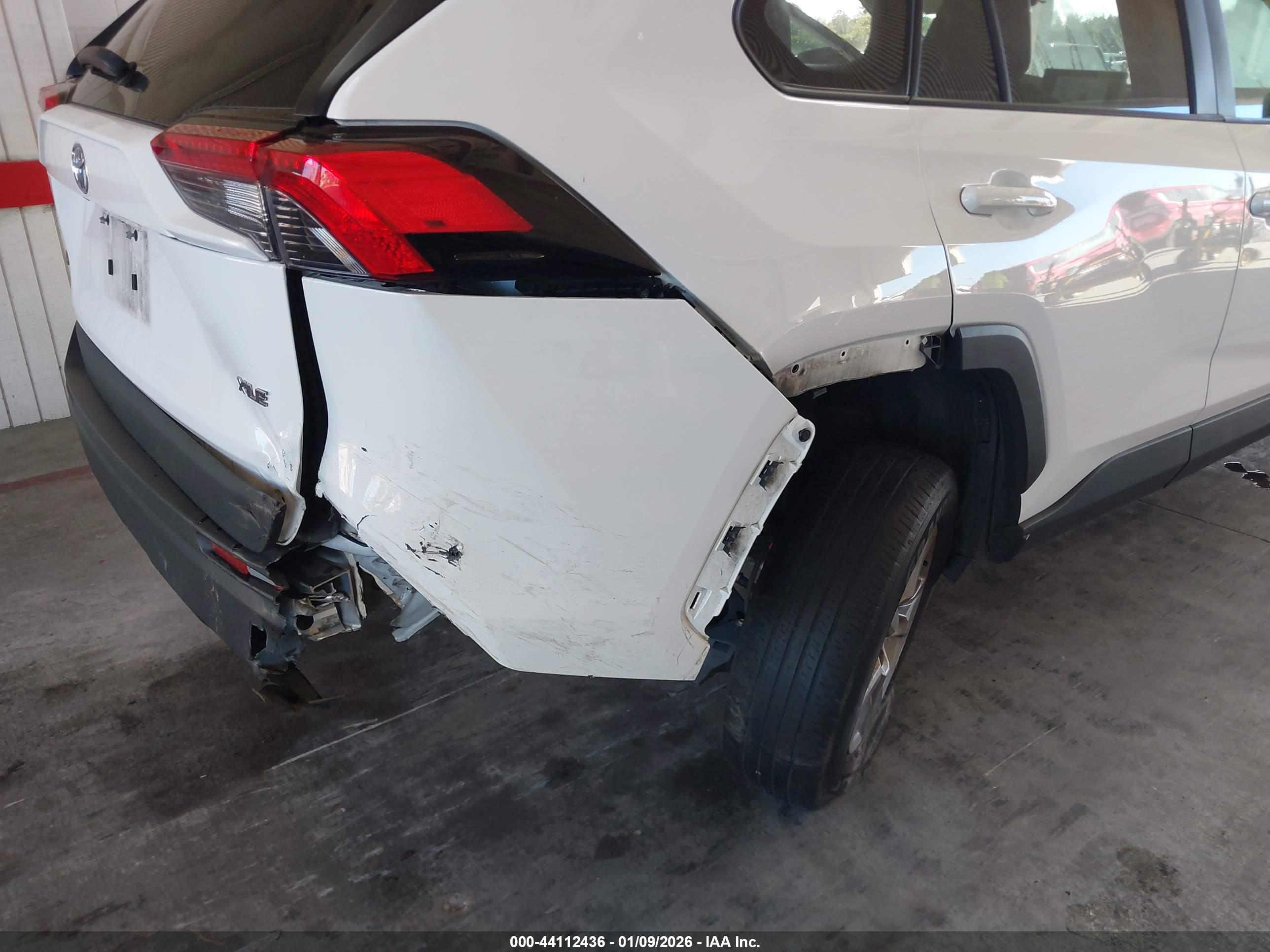 TOYOTA RAV4 image 6