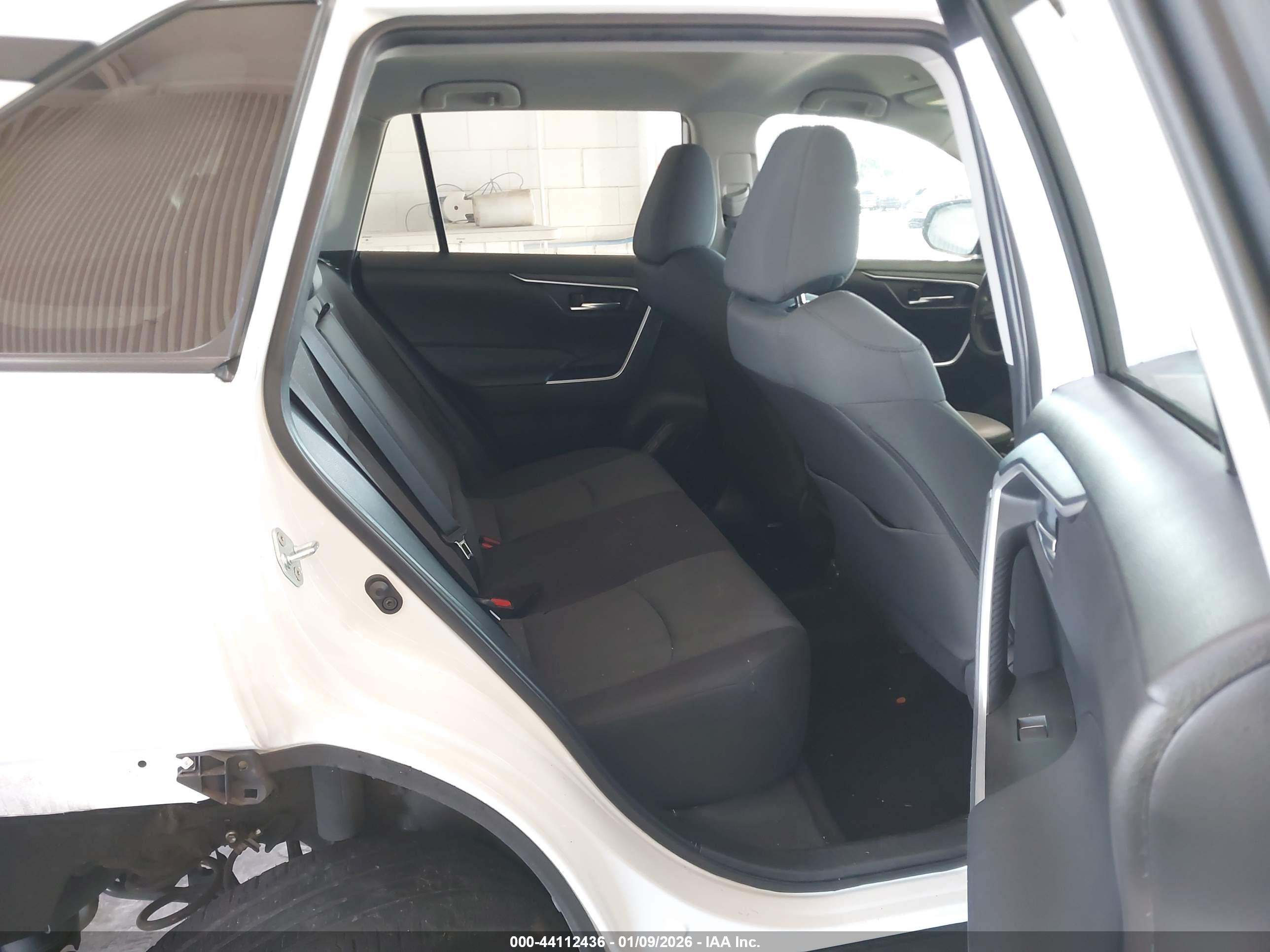 TOYOTA RAV4 image 8