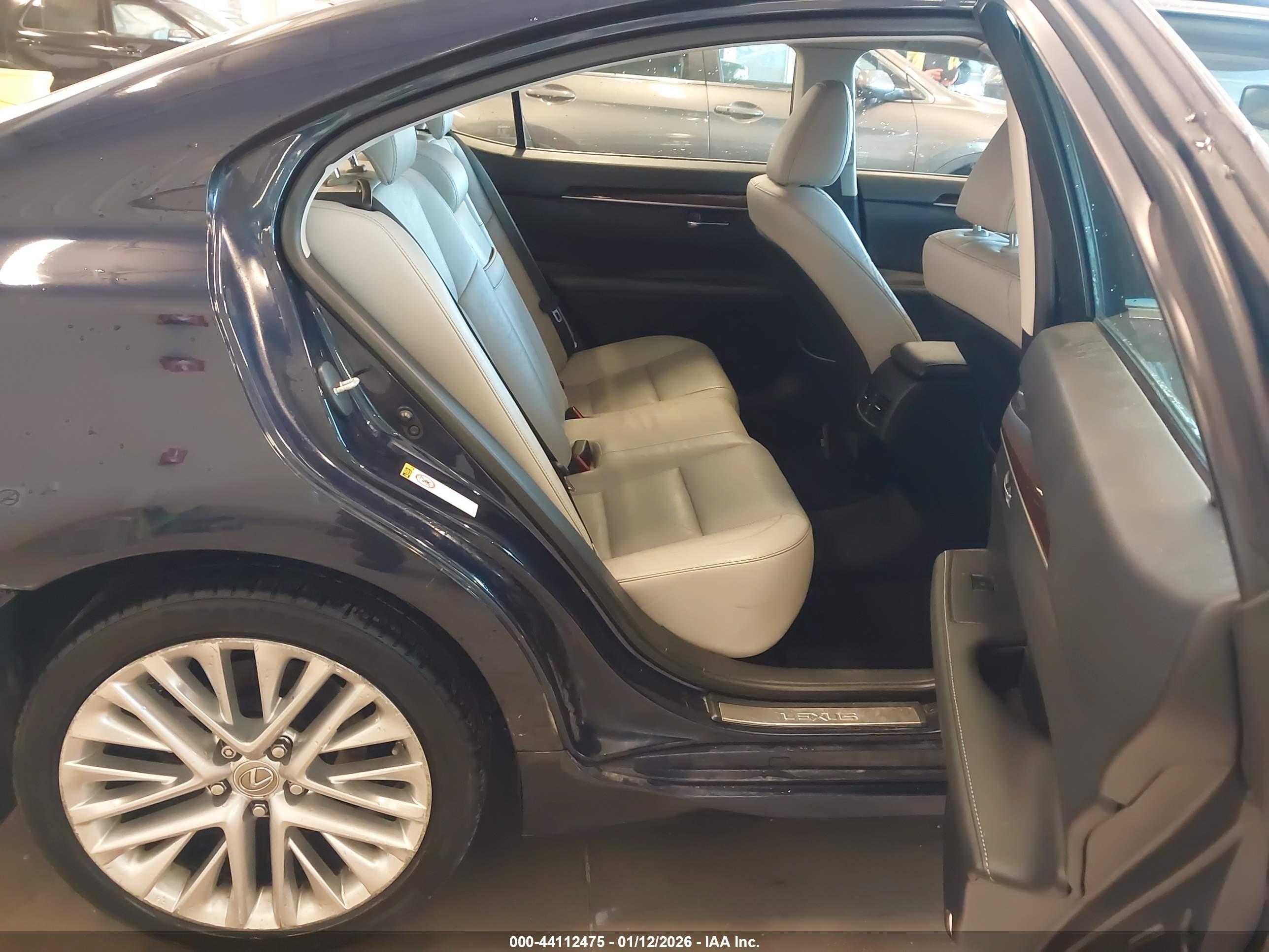LEXUS ES image 8