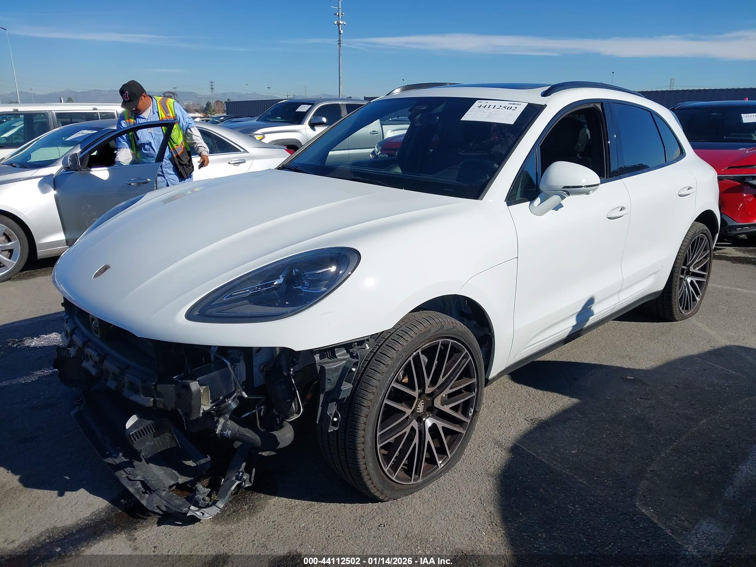 PORSCHE MACAN image 2