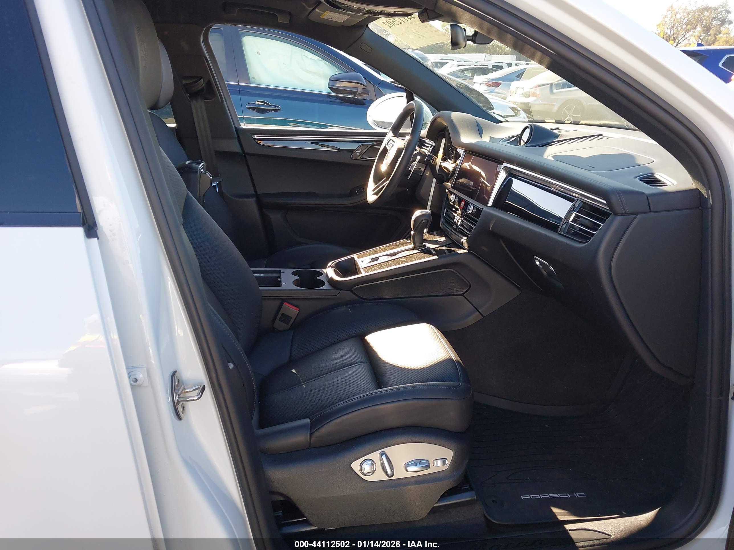 PORSCHE MACAN image 5