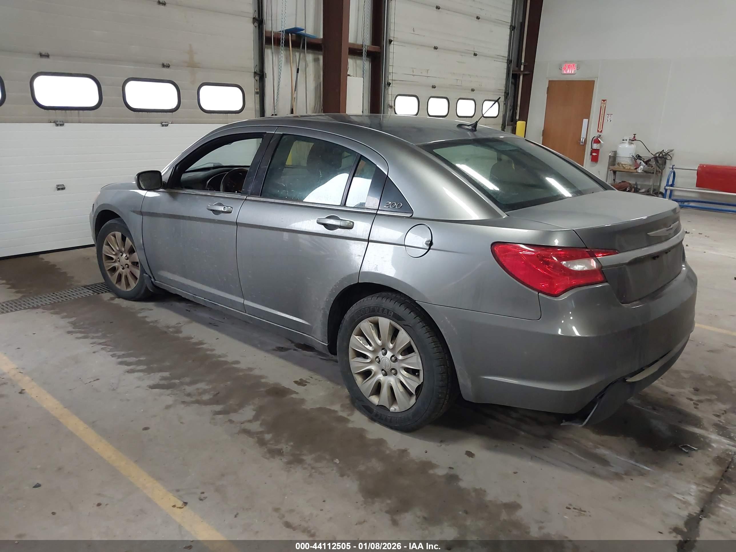 CHRYSLER 200 image 3