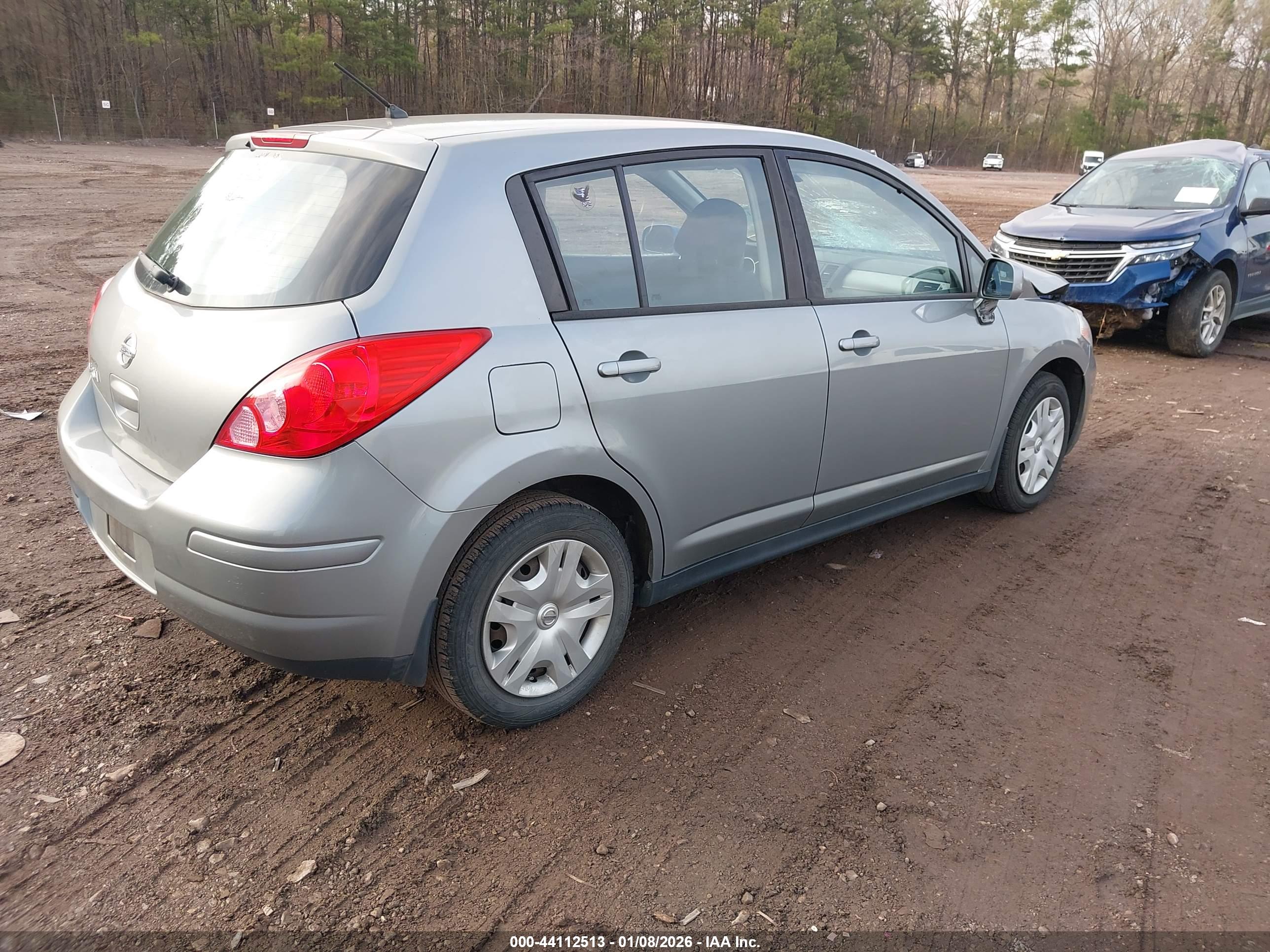 NISSAN VERSA image 4