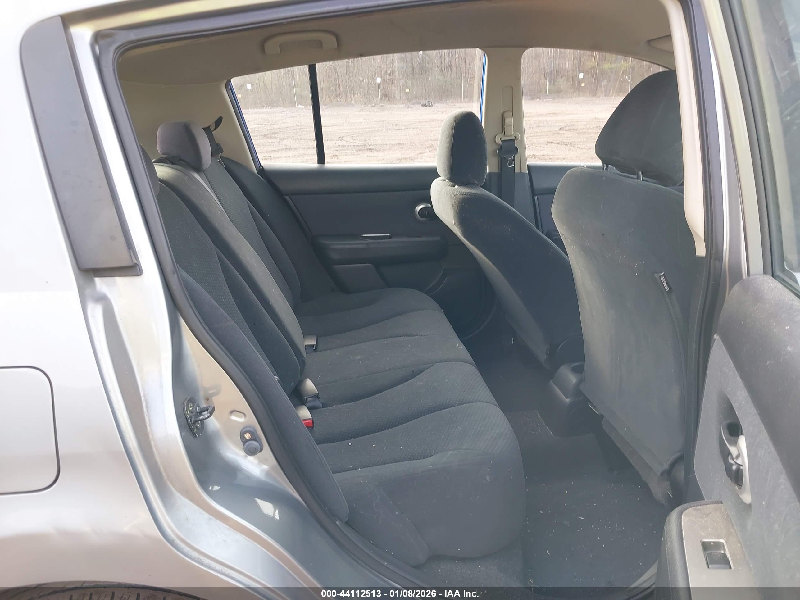 NISSAN VERSA image 8