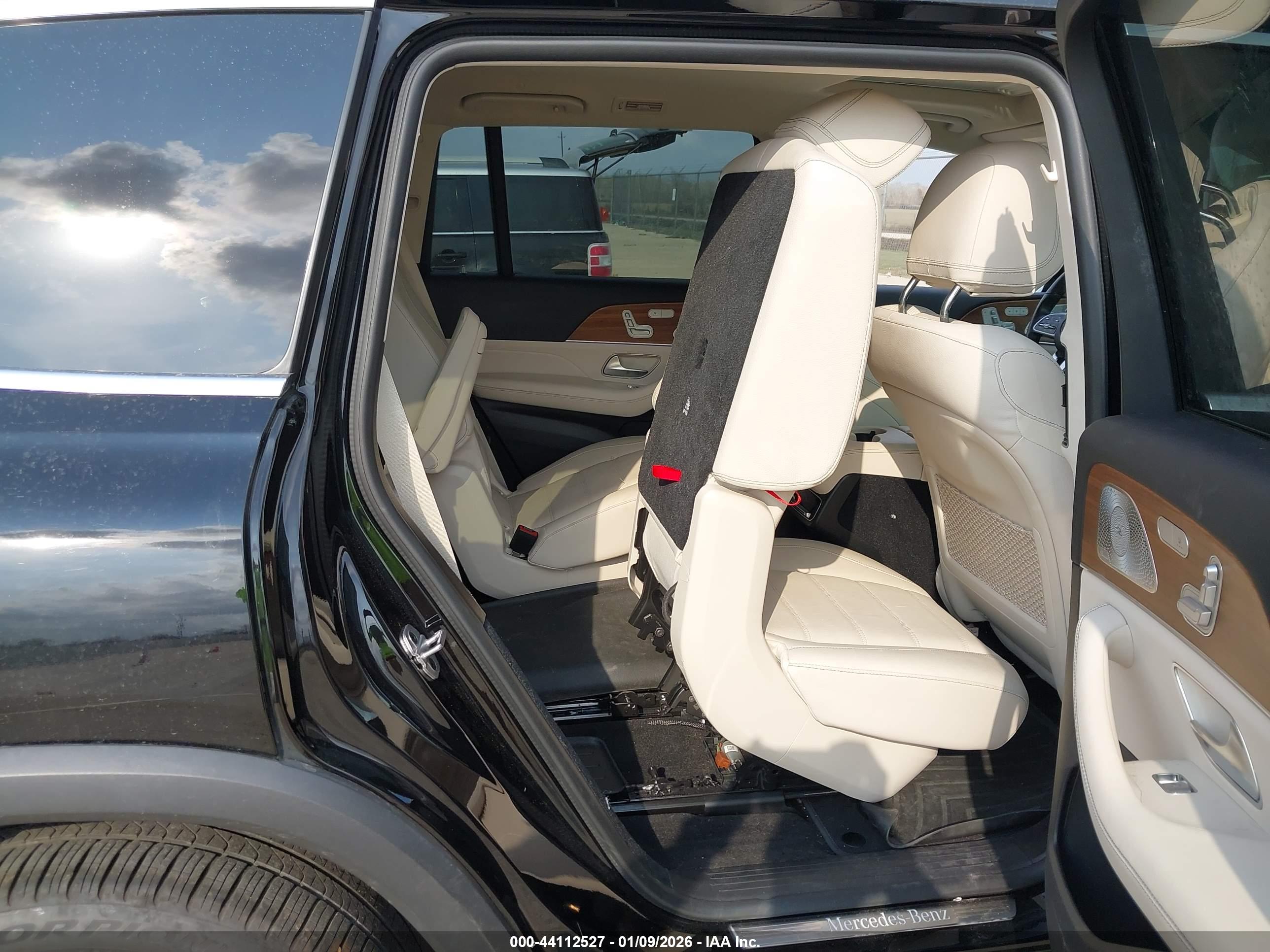 MERCEDES-BENZ GLS image 8
