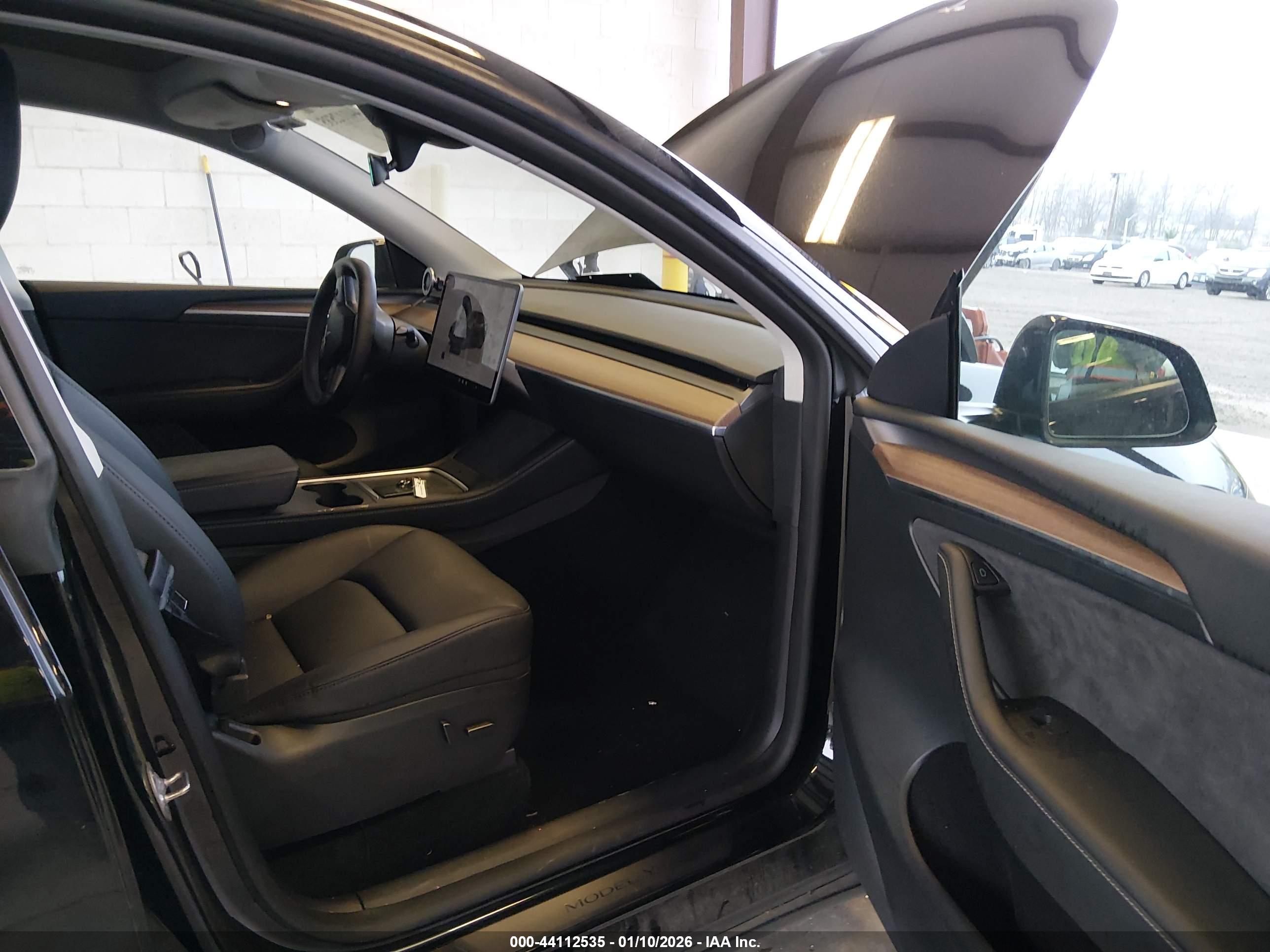 TESLA MODEL image 5
