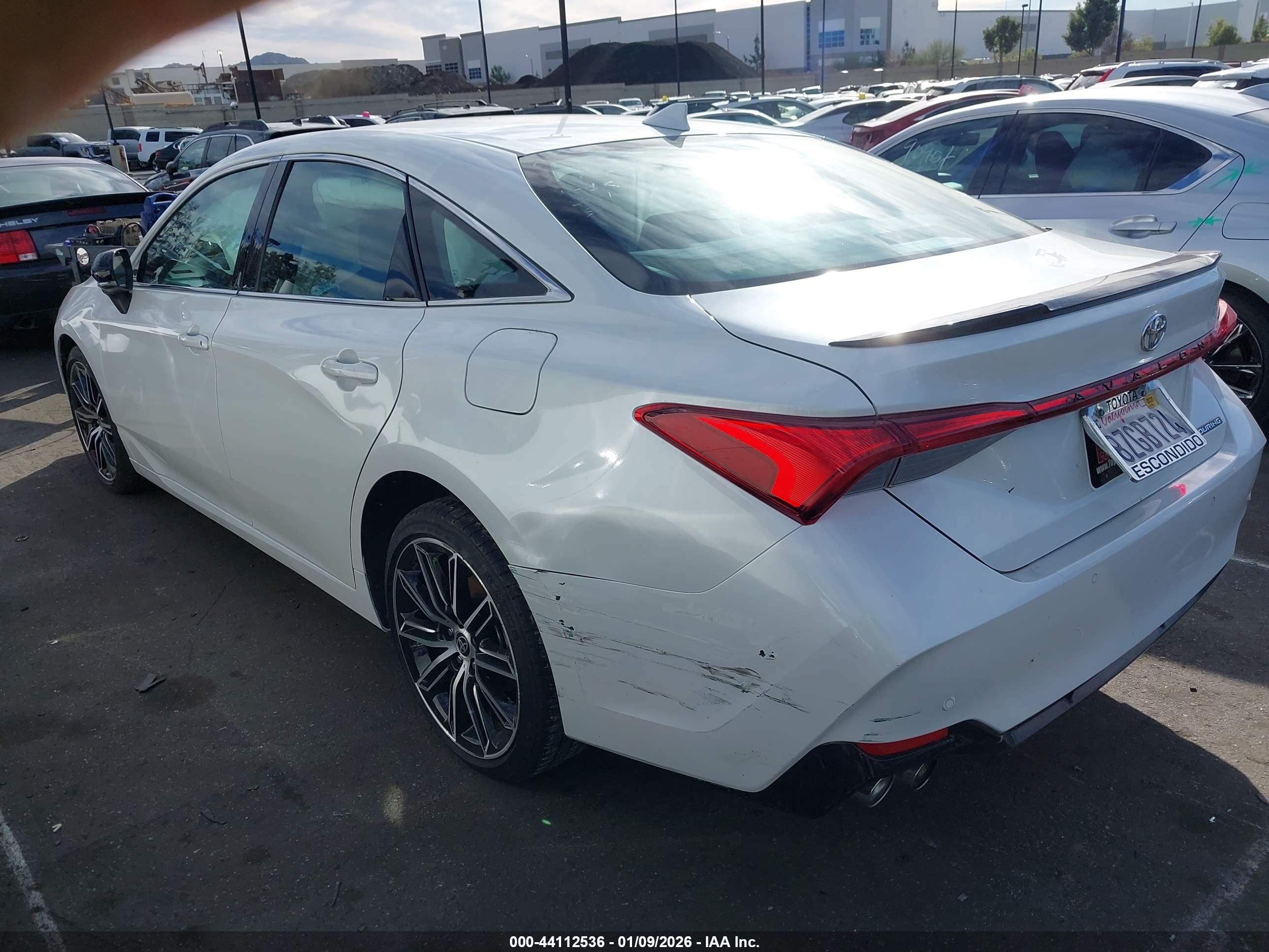 TOYOTA AVALON image 3