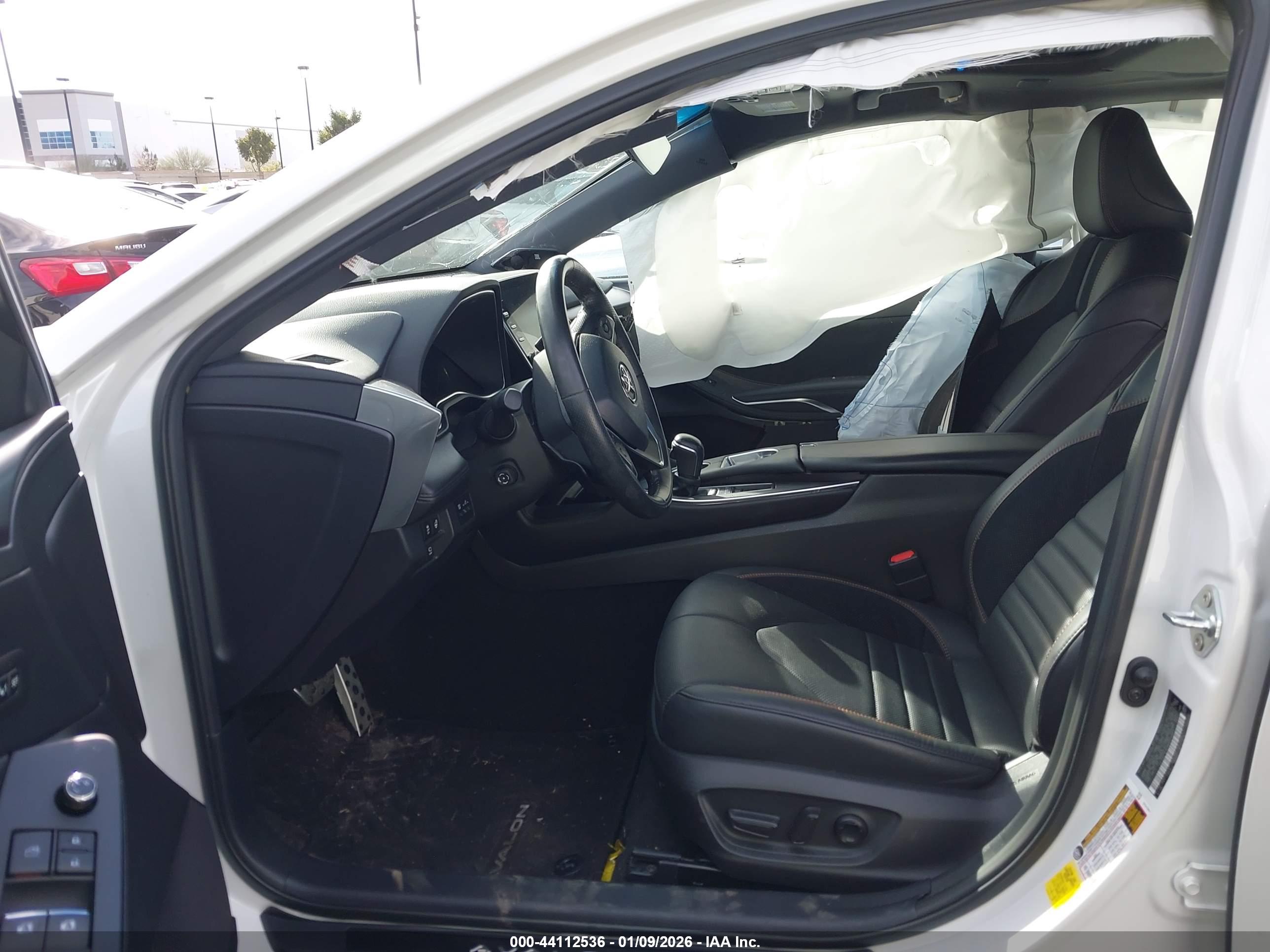 TOYOTA AVALON image 5