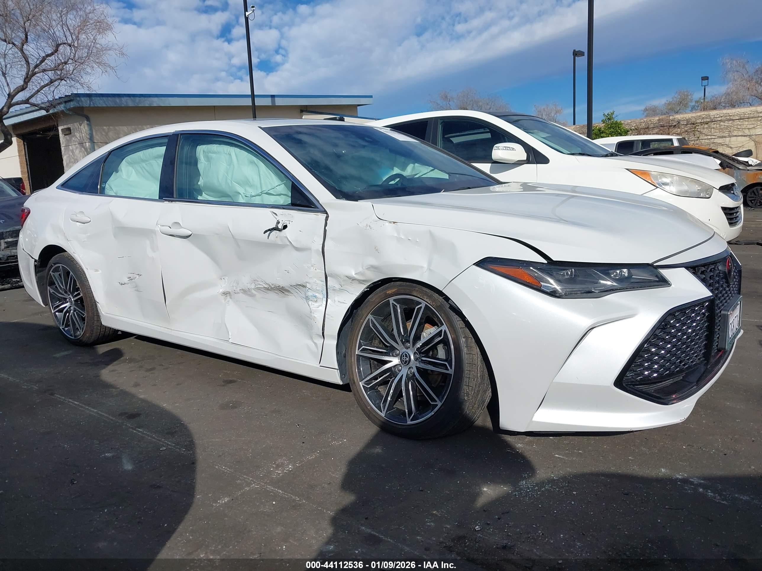 TOYOTA AVALON image 6