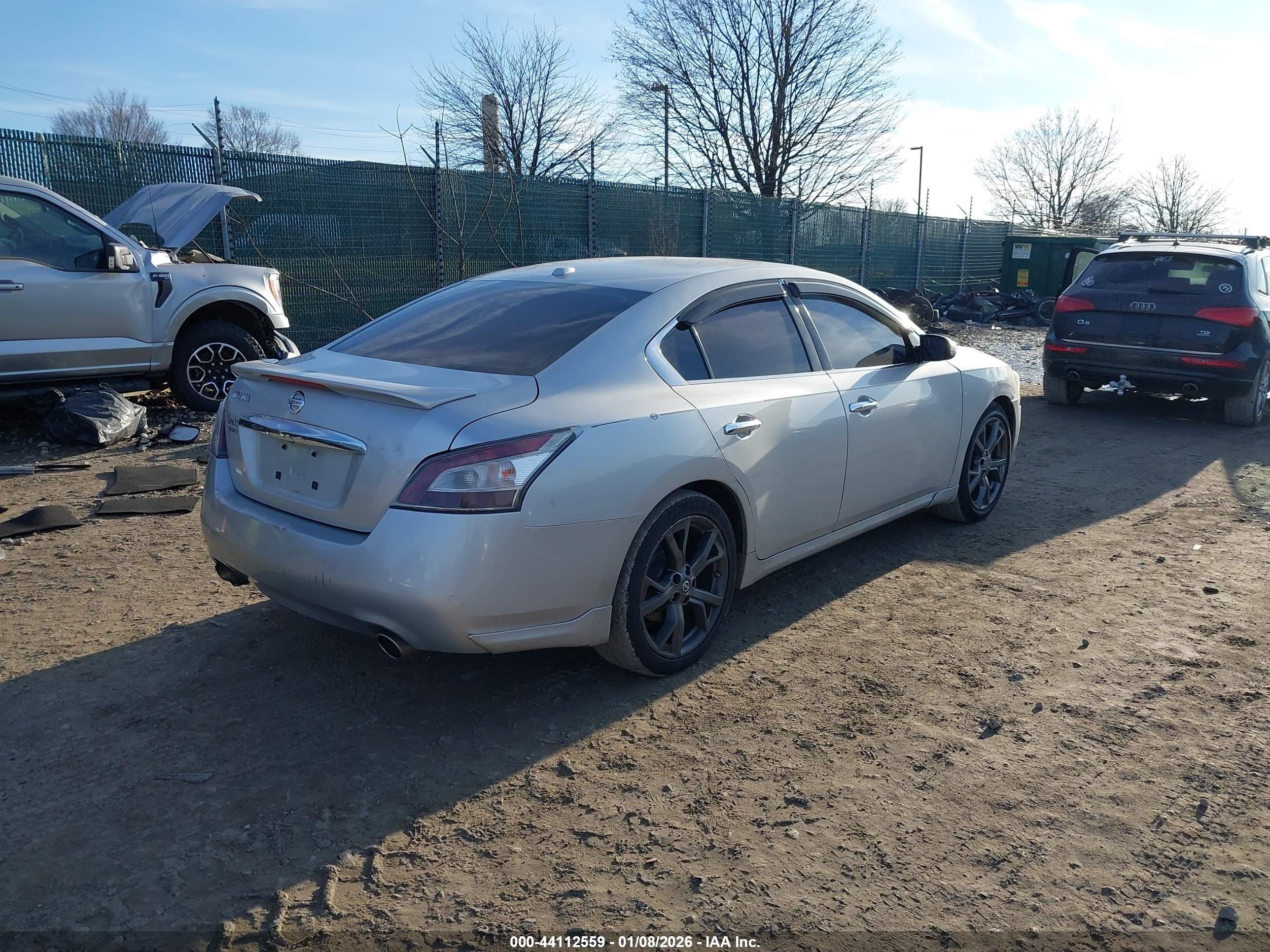 NISSAN MAXIMA image 4