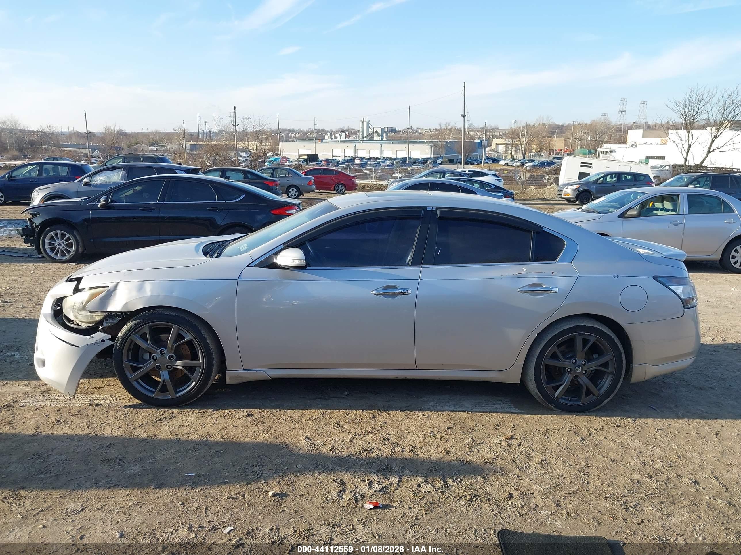NISSAN MAXIMA image 6