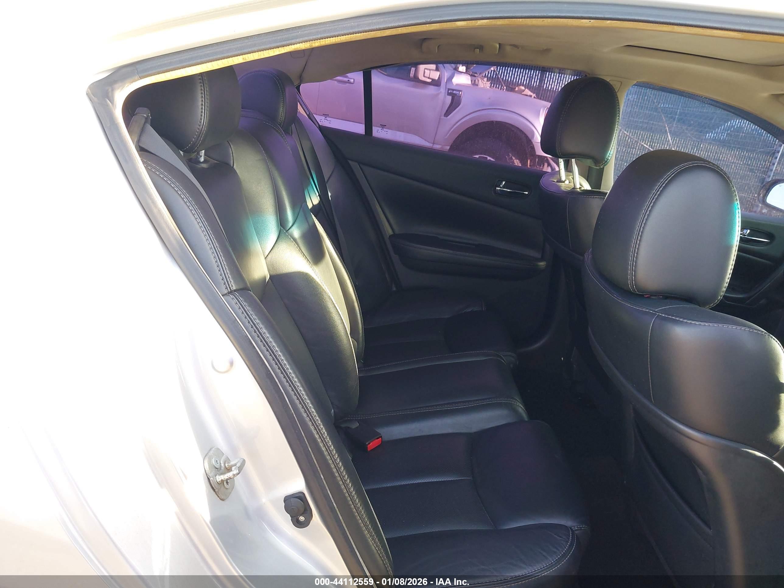 NISSAN MAXIMA image 8