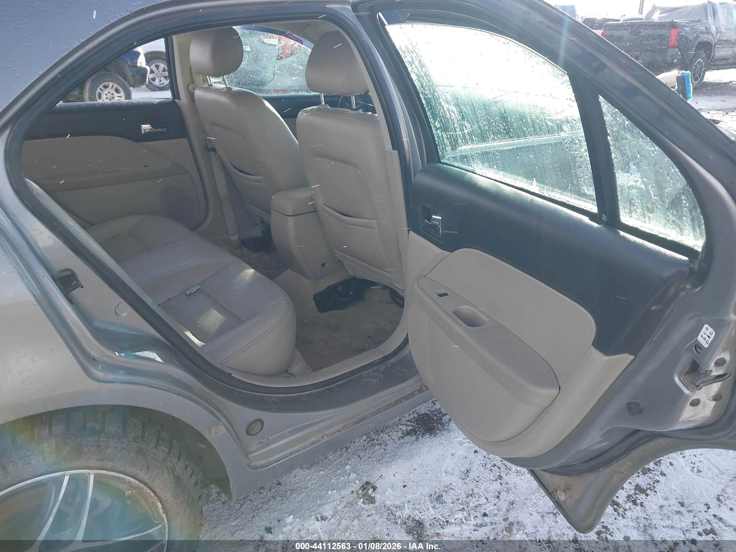 FORD FUSION image 8