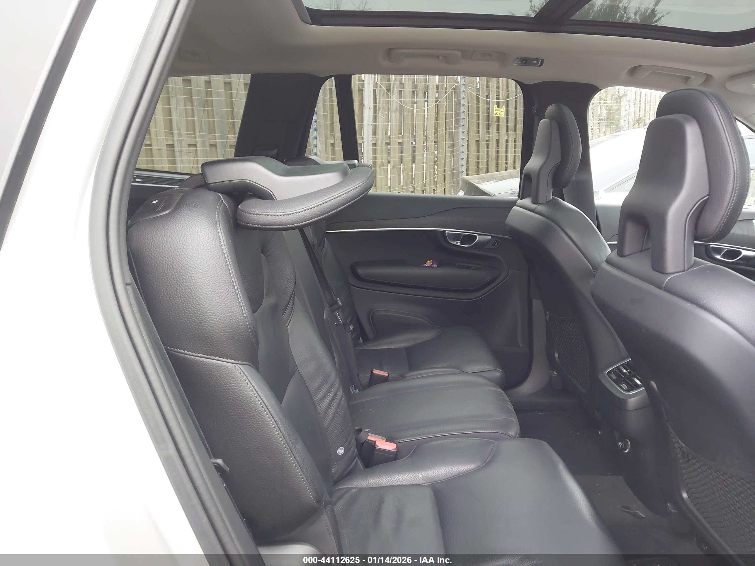 VOLVO XC90 image 8