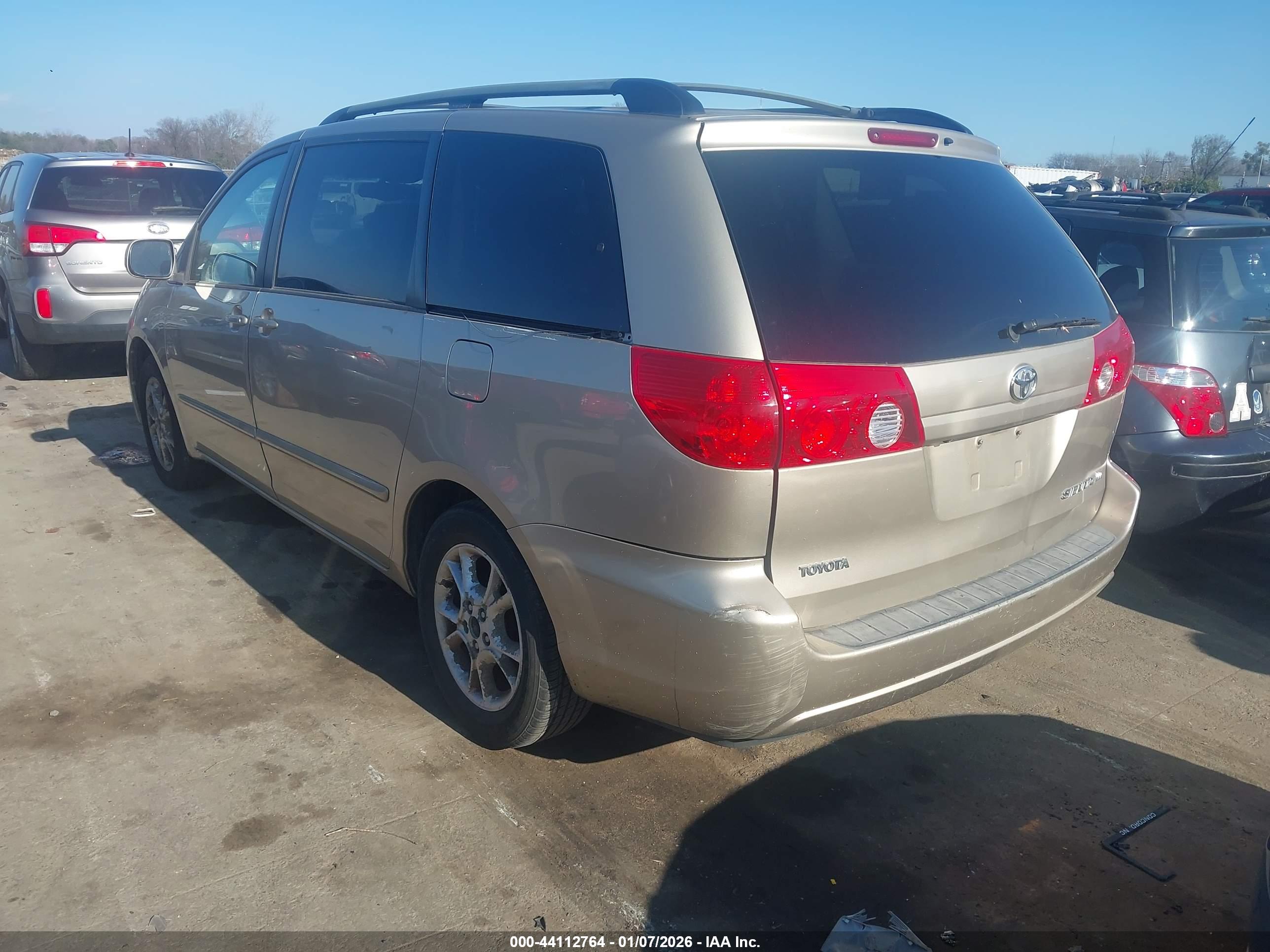 TOYOTA SIENNA image 3
