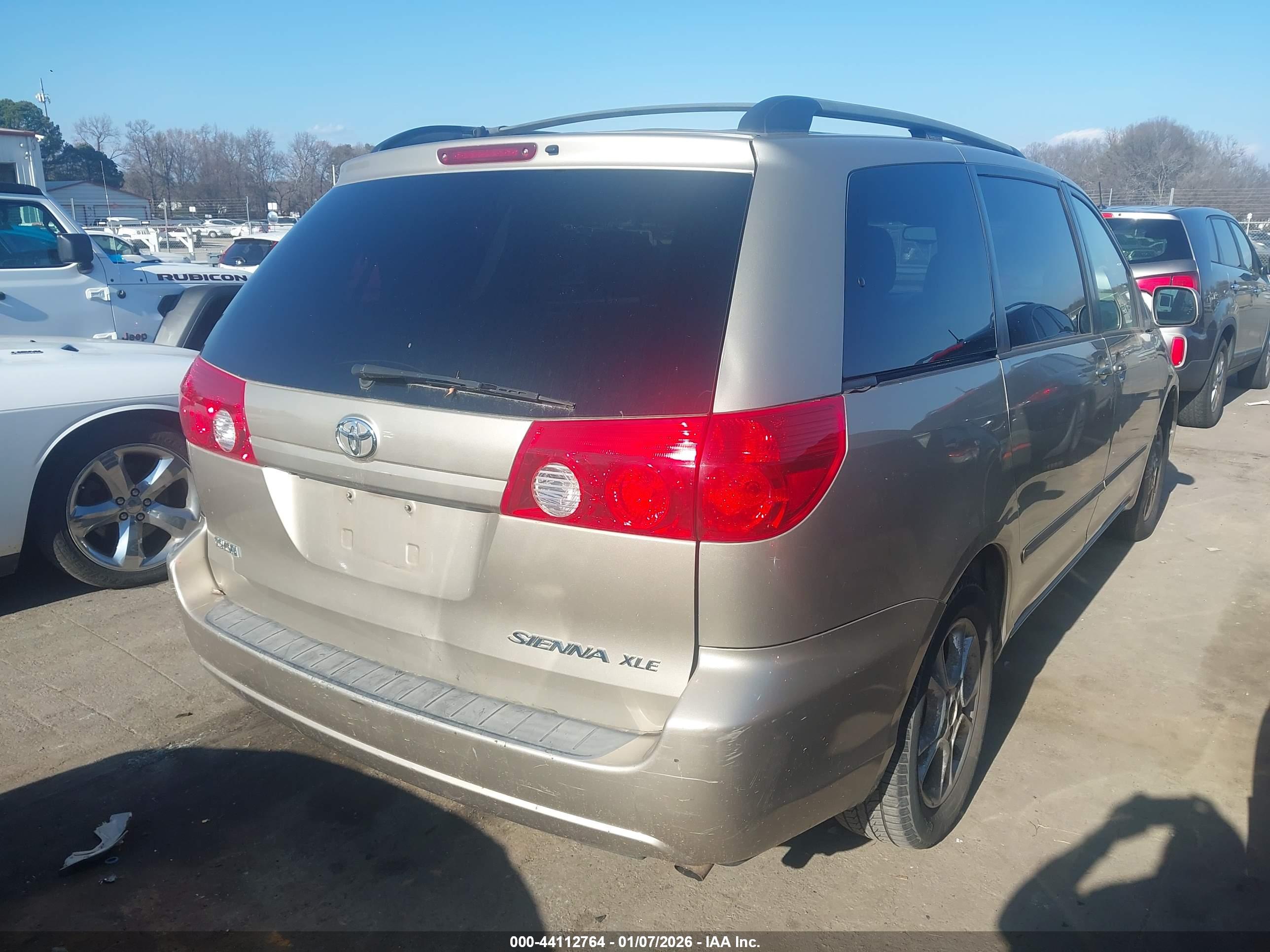 TOYOTA SIENNA image 4