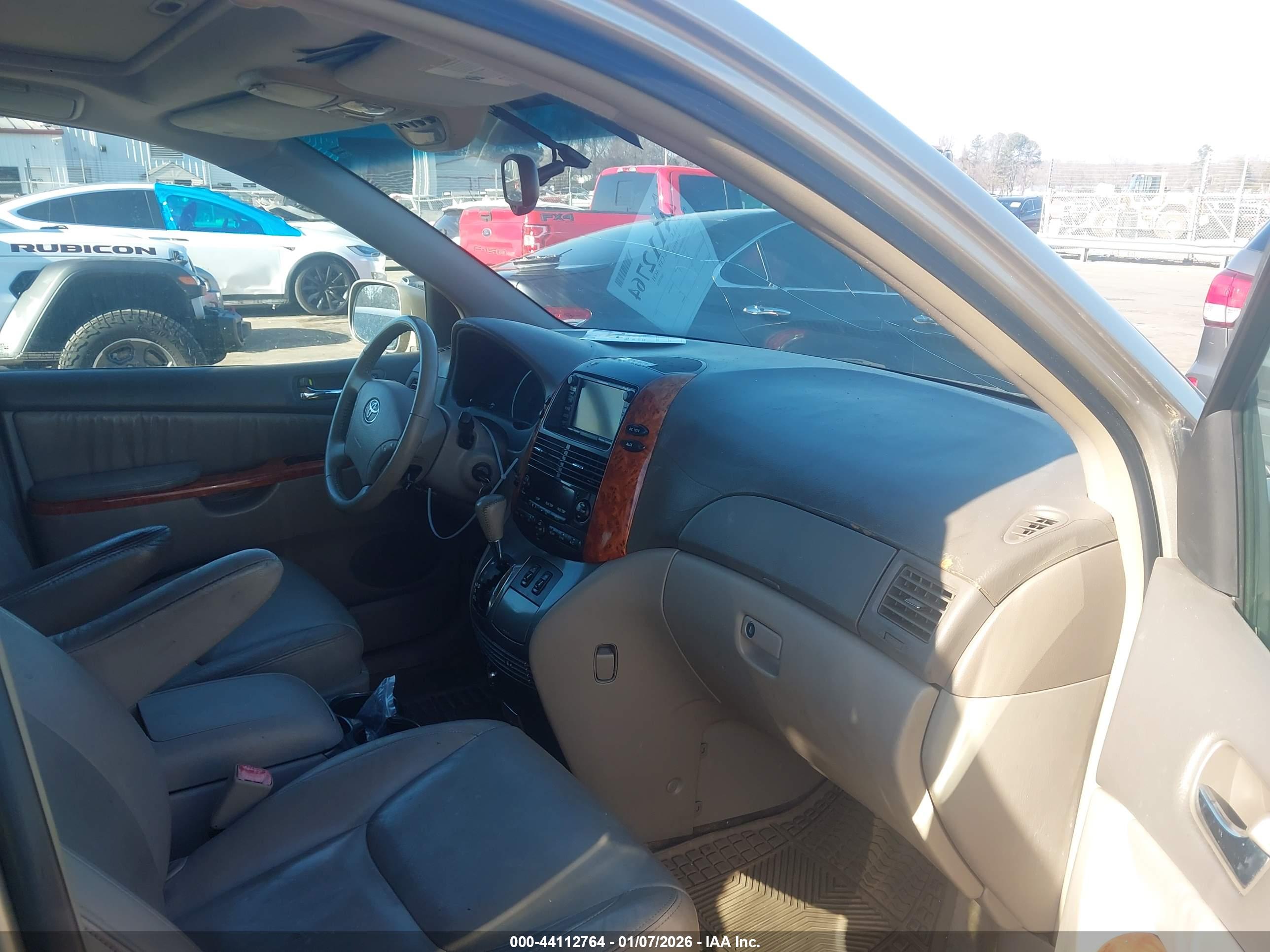 TOYOTA SIENNA image 5