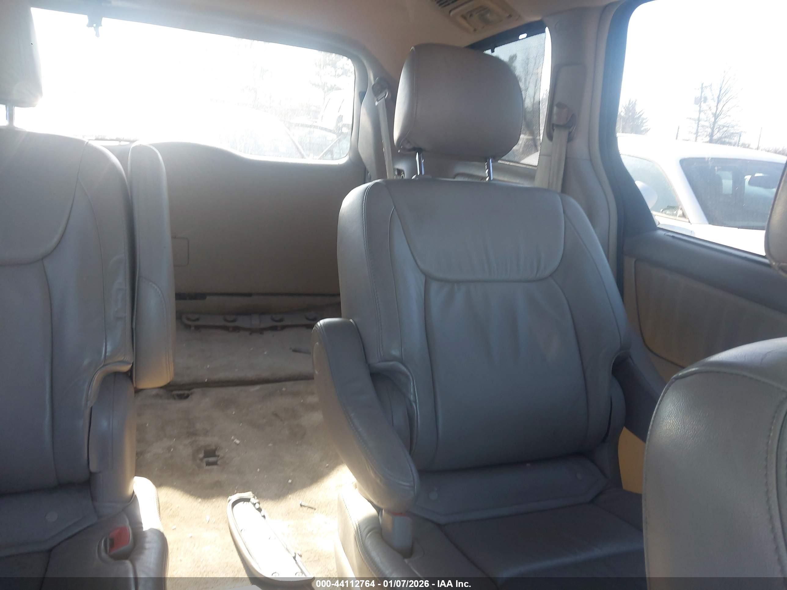 TOYOTA SIENNA image 8