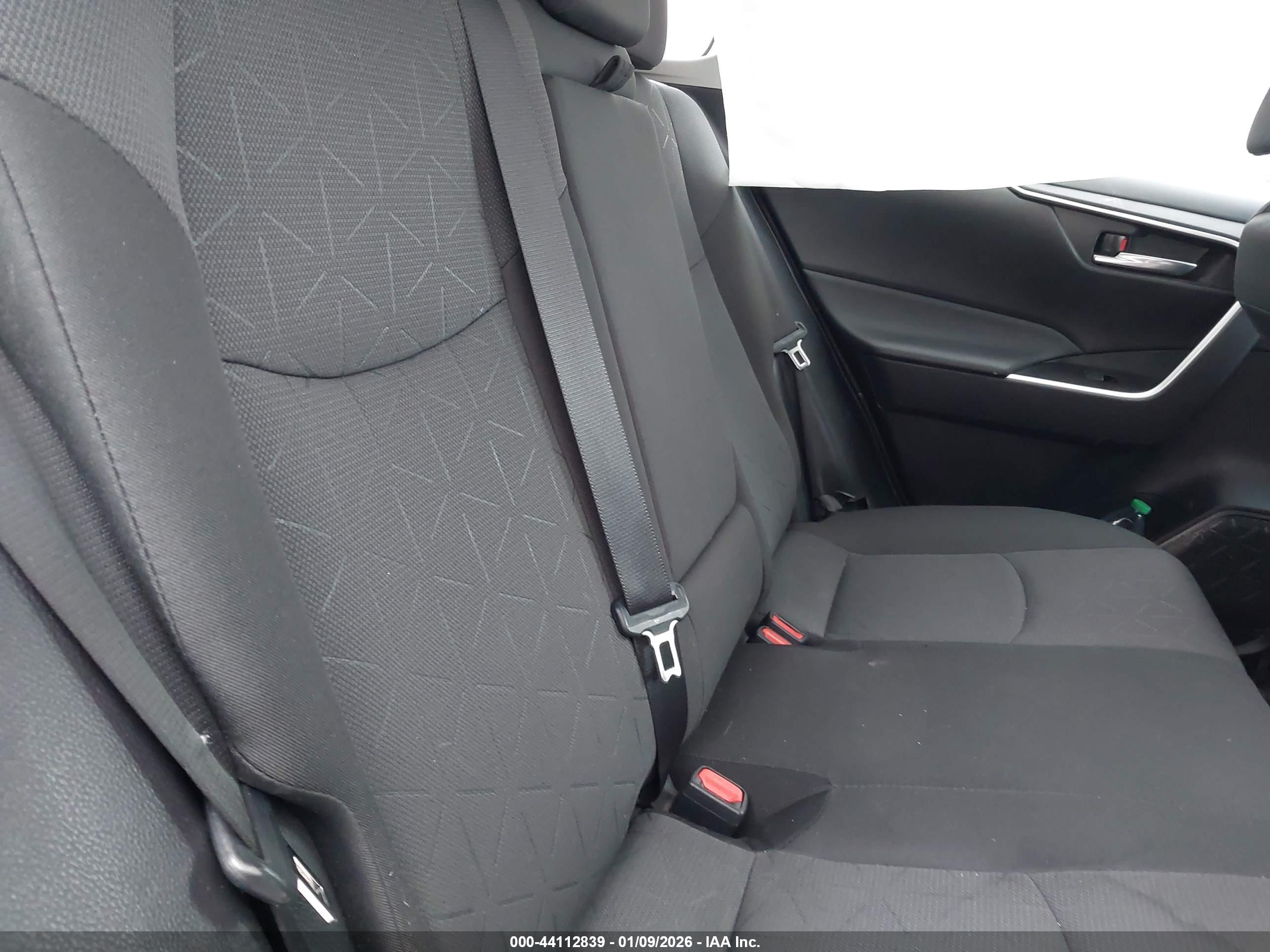 TOYOTA RAV4 image 8