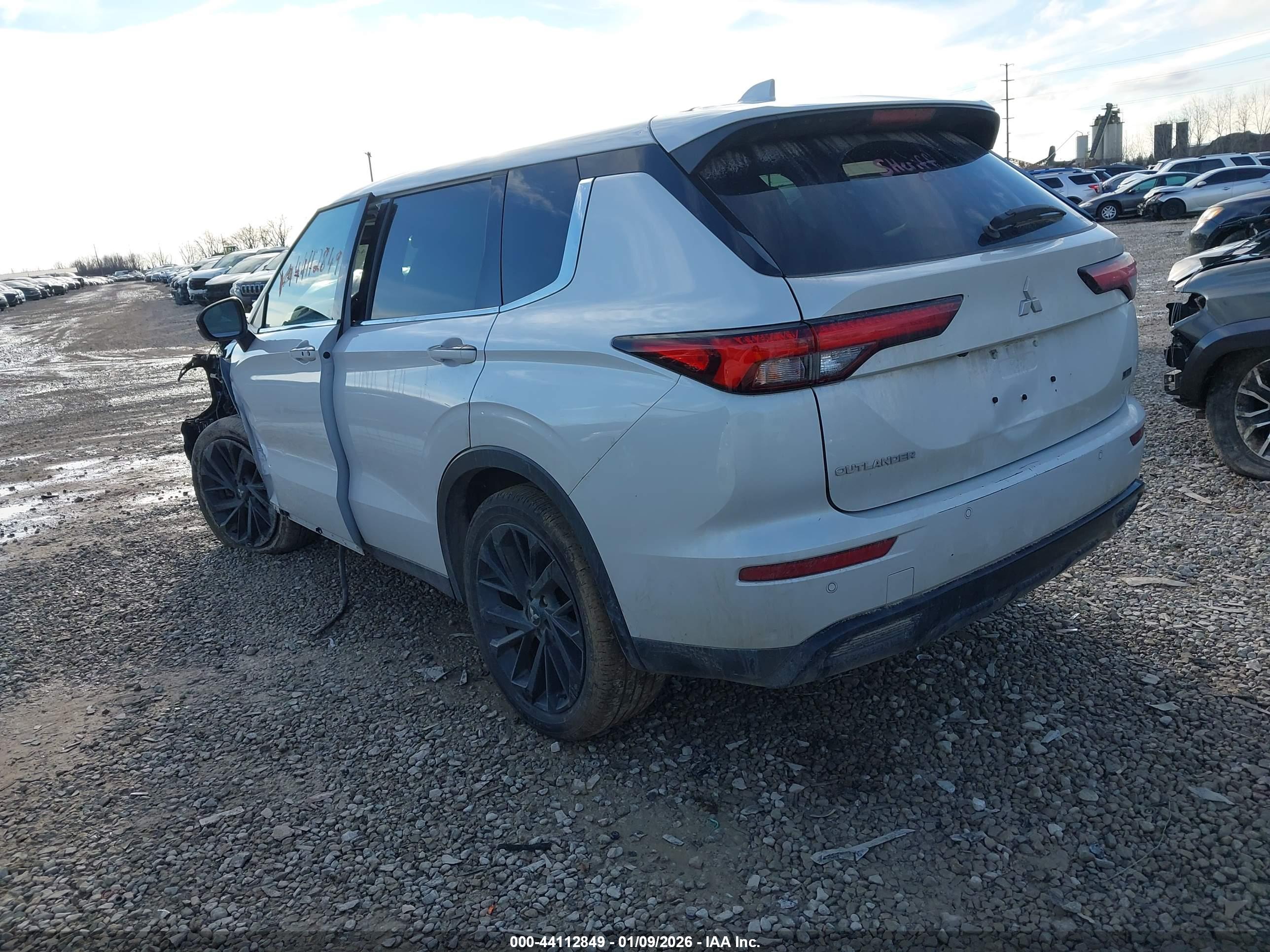 MITSUBISHI OUTLANDER image 3