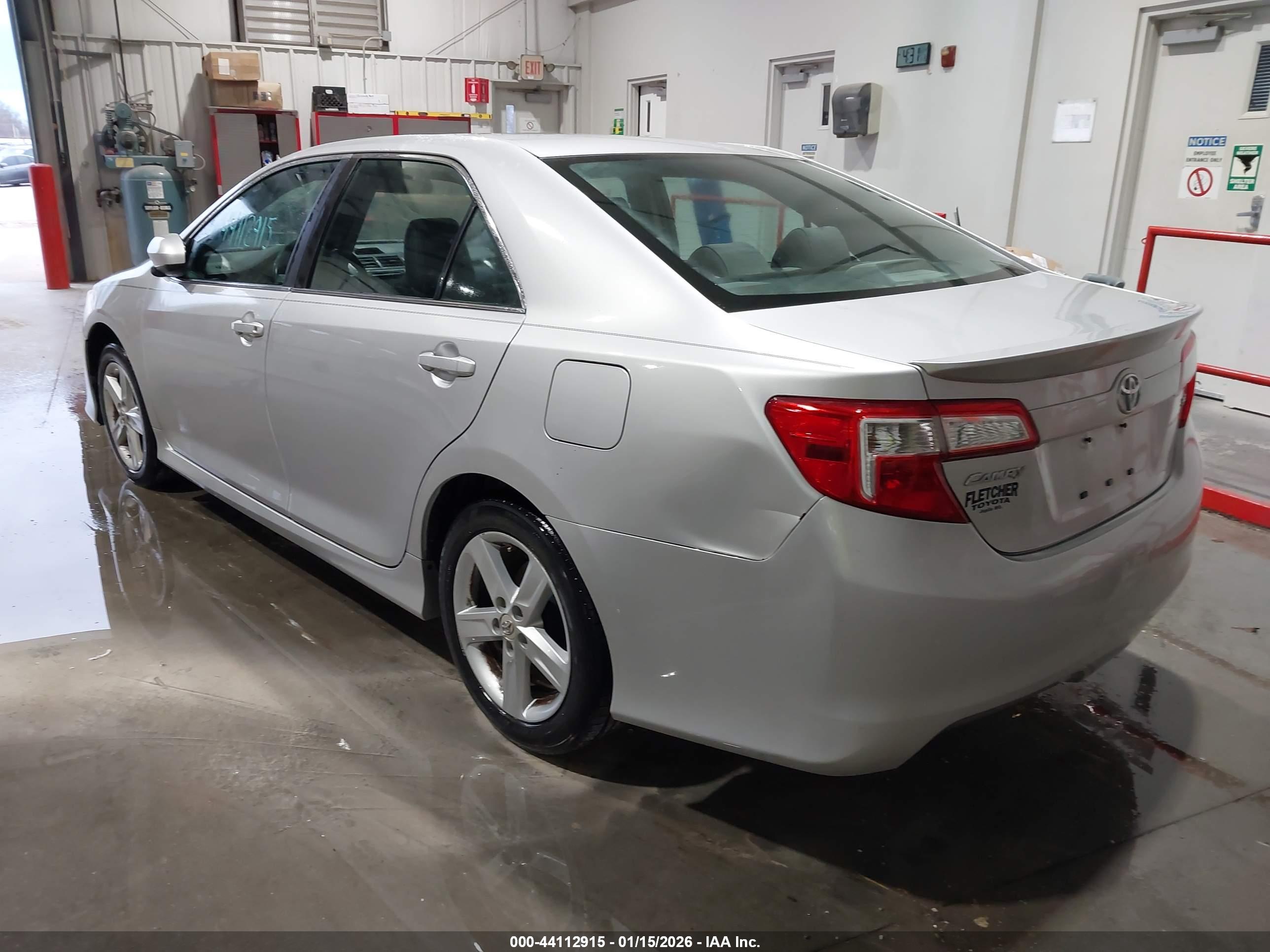 TOYOTA CAMRY image 3